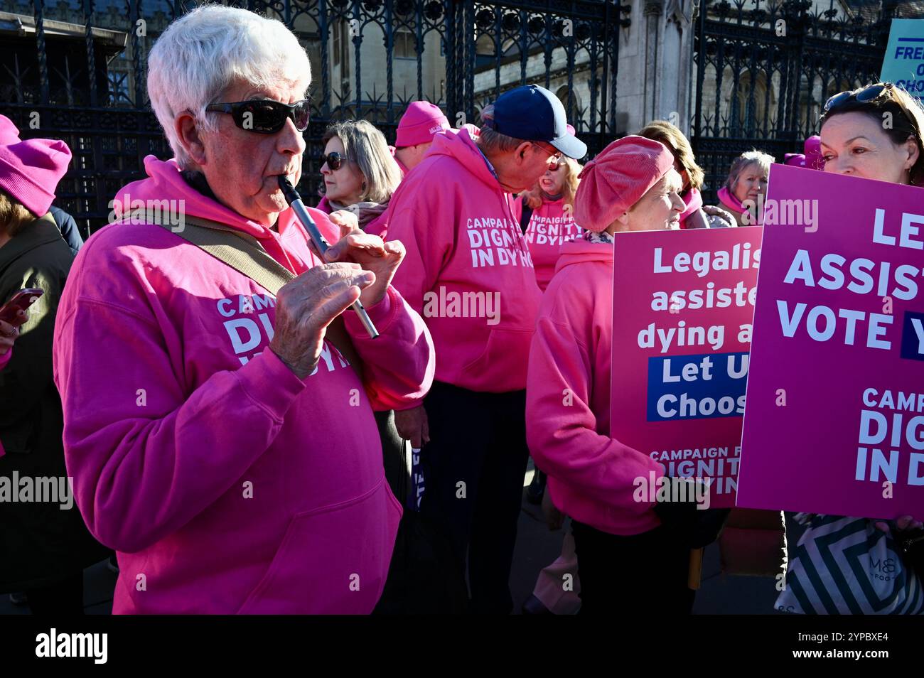 Londres, Royaume-Uni. Les manifestants pour et contre le projet de loi sur l'aide à mourir, se sont rassemblés devant le Parlement alors que les députés débattaient du projet de loi avant le vote crucial d'aujourd'hui. Parliament Square, Westminster. Crédit : michael melia/Alamy Live News Banque D'Images