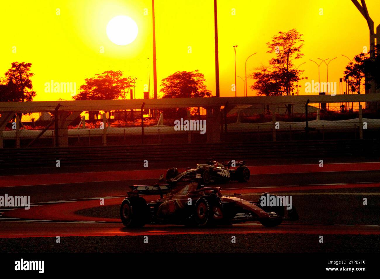 Doha, Katar. 29 novembre 2024. 29 novembre 2024, circuit international de Losail, Doha, formule 1 Qatar Airways Qatar Grand Prix 2024, en photo Charles Leclerc (MCO), Scuderia Ferrari HP, Kevin Magnussen (DNK), MoneyGram Haas F1 Team Credit : dpa/Alamy Live News Banque D'Images