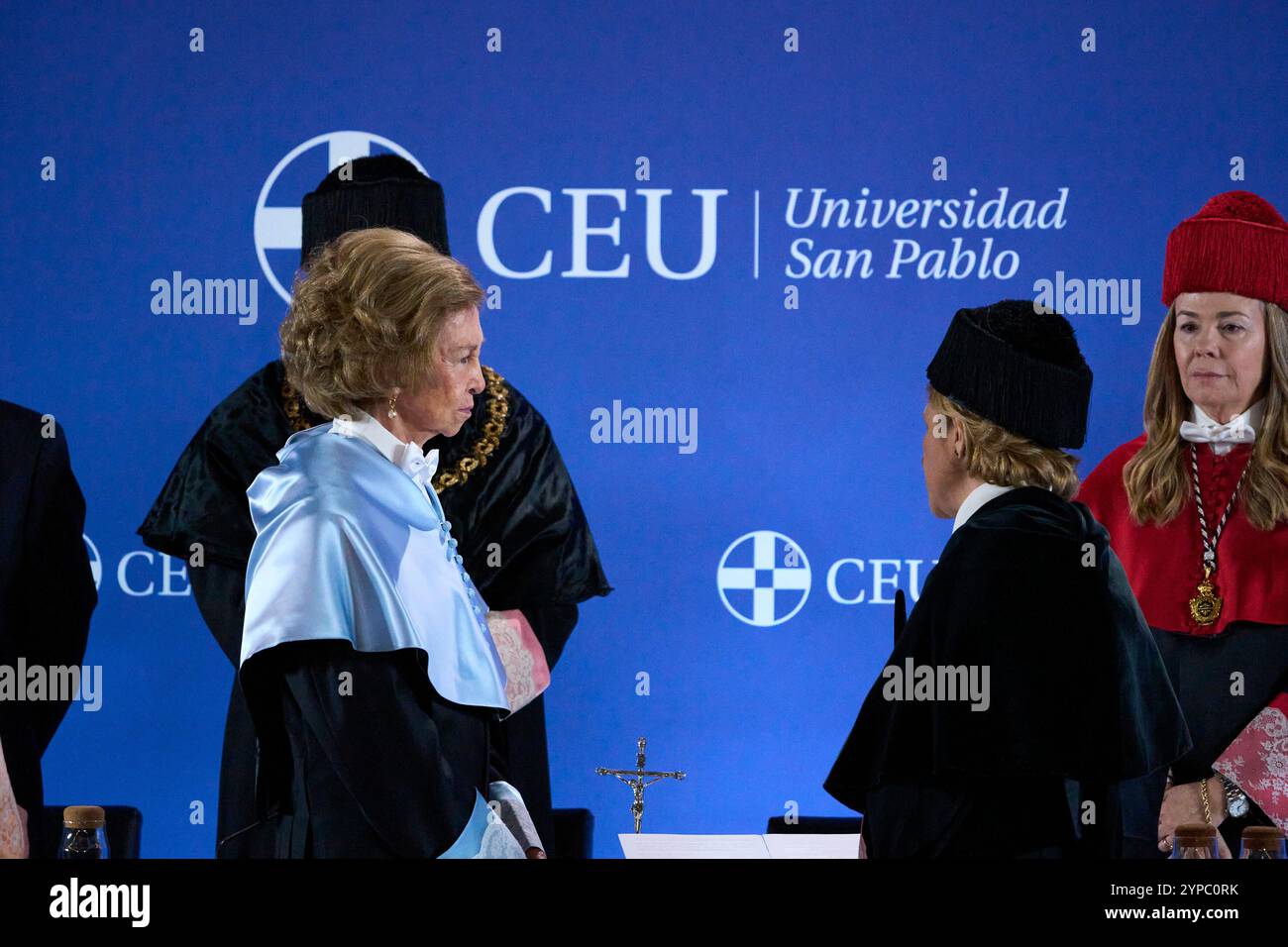 L'ancienne reine Sofia est investie comme Docteur Honoris causa par l'Université CEU San Pablo à l'Université San Pablo CEU le 26 novembre 2024 à Alcordon, Espagne. Banque D'Images