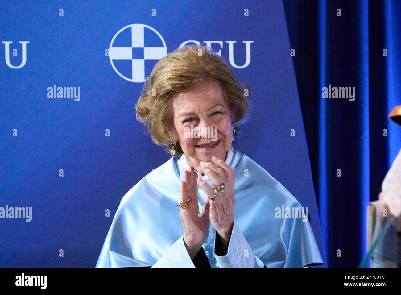 L'ancienne reine Sofia est investie comme Docteur Honoris causa par l'Université CEU San Pablo à l'Université San Pablo CEU le 26 novembre 2024 à Alcordon, Espagne. Banque D'Images