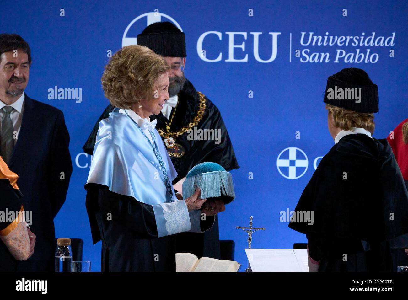 L'ancienne reine Sofia est investie comme Docteur Honoris causa par l'Université CEU San Pablo à l'Université San Pablo CEU le 26 novembre 2024 à Alcordon, Espagne. Banque D'Images