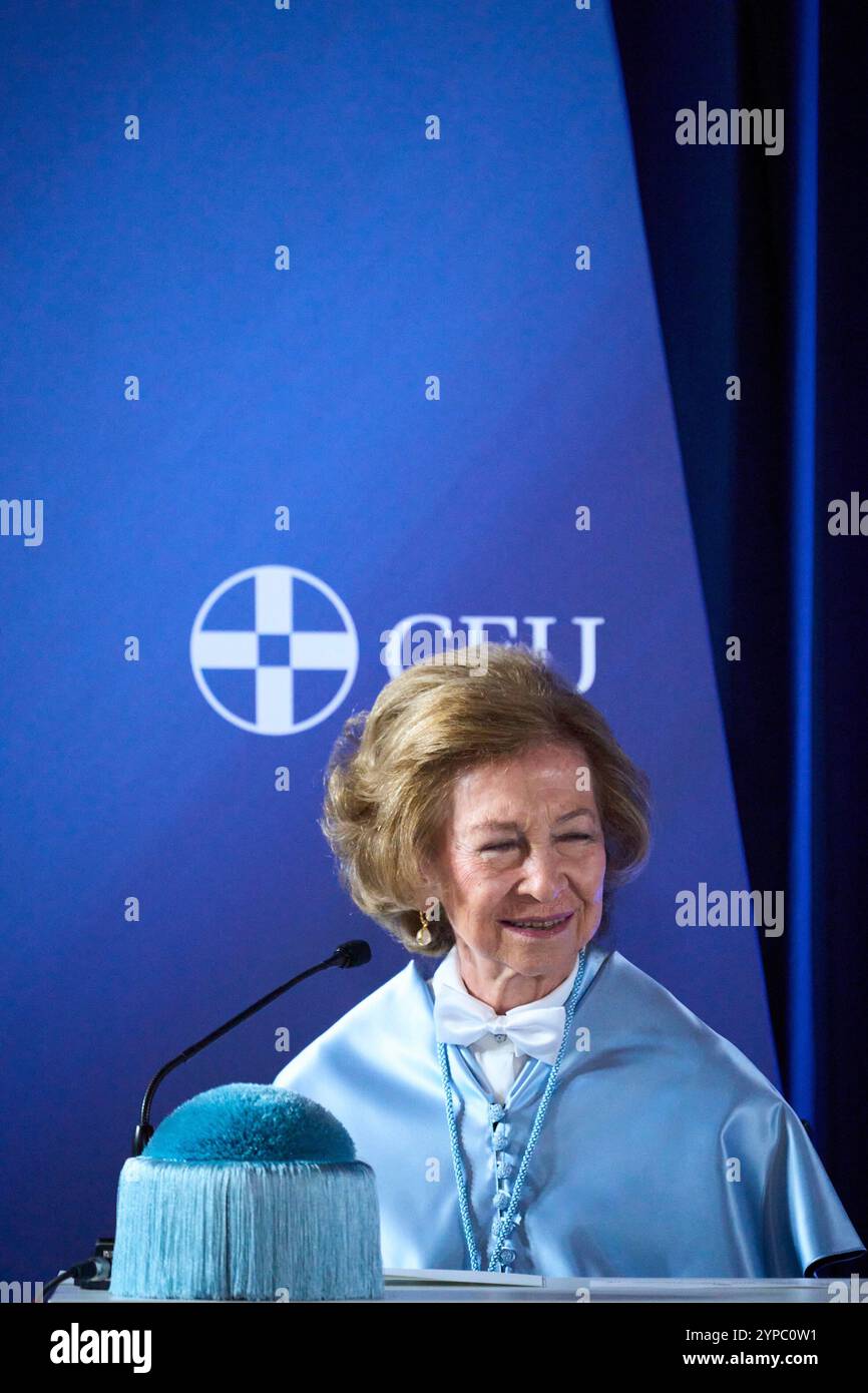 L'ancienne reine Sofia est investie comme Docteur Honoris causa par l'Université CEU San Pablo à l'Université San Pablo CEU le 26 novembre 2024 à Alcordon, Espagne. Banque D'Images