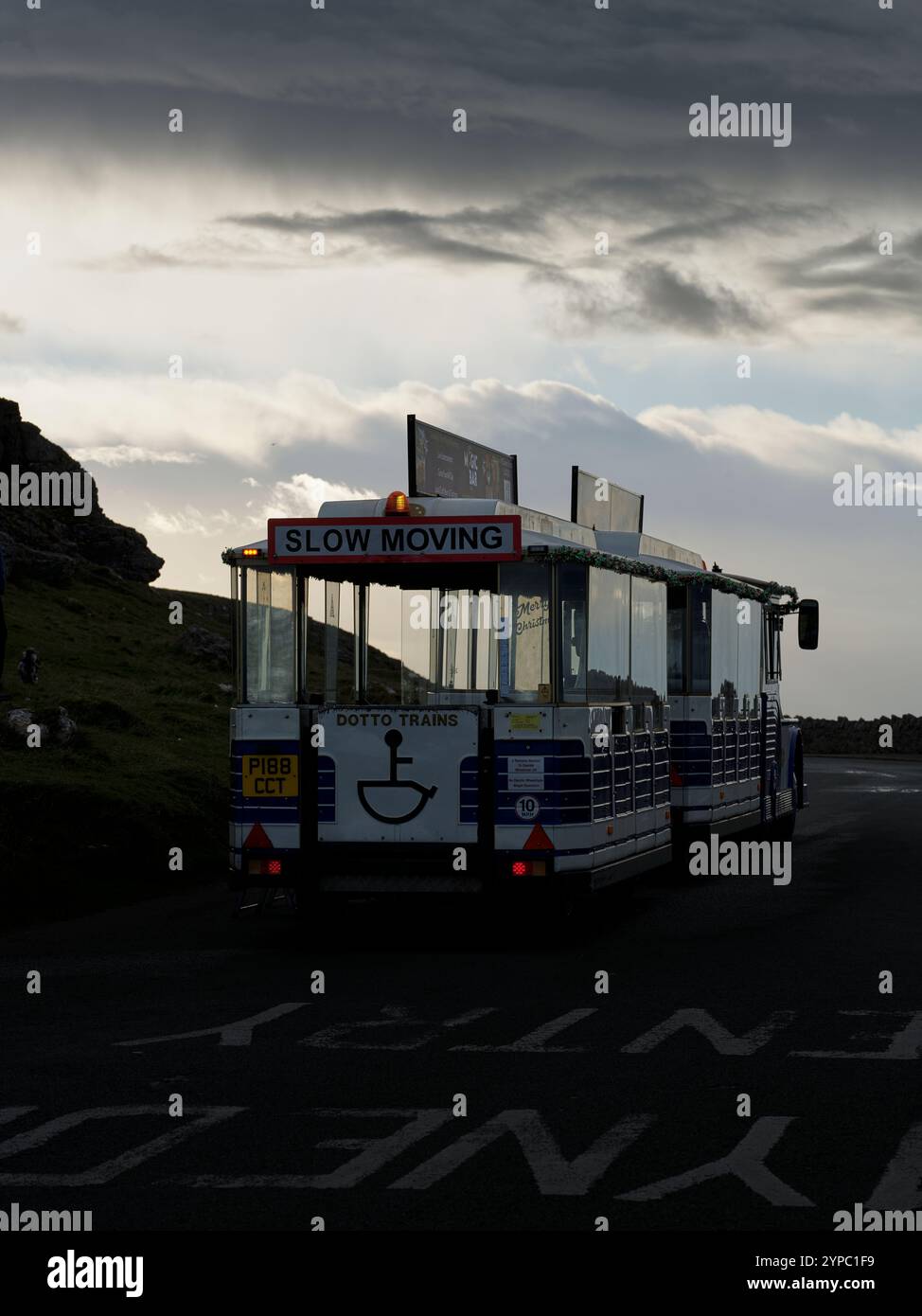 Chariot et moteur du train routier lent Dotto stationné à Great Ormes Head, Llandudno, pays de Galles. Banque D'Images