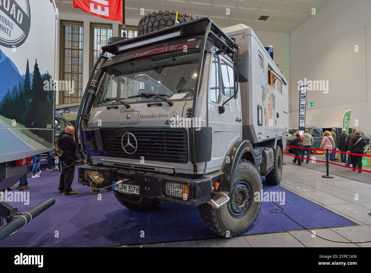 Offroad LKW Wohnmobil auf Mercedes Atego Basis - Auf der AUTO CAMPING CARAVANE - BOOT & FUN BERLIN zeigen Hersteller von Freizeitmobilen und Zubehoer vom 28.November - 1 décembre 2024 ihr aktuelles Angebot. AUTO CAMPING CARAVAN - BOOT & FUN BERLIN *** camping-car camion tout-terrain basé sur Mercedes Atego à AUTO CAMPING CARAVAN BOOT FUN BERLIN, les fabricants de véhicules récréatifs et d'accessoires présenteront leur gamme actuelle AUTO CAMPING CARAVAN BOOT FUN BERLIN du 28 novembre au 1er décembre 2024 Banque D'Images