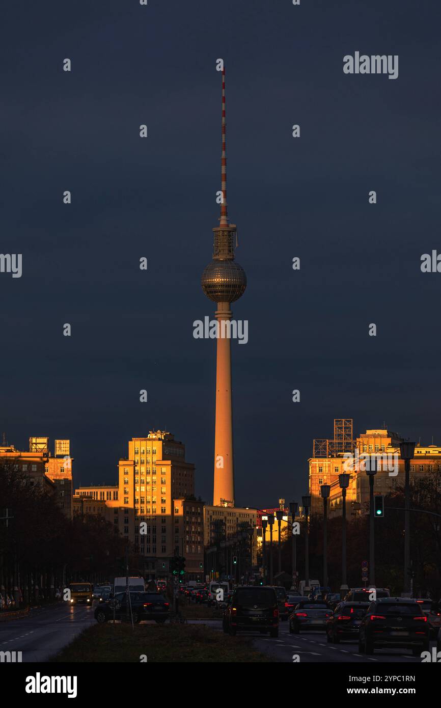 Berlin erwacht : Sonnenaufgang am Frankfurter Tor, Aufnahme des Fernsehturms am Alexanderplatz BEI Sonnenaufgang. Berlin Berlin Deutschland *** Berlin se réveille le lever du soleil à Frankfurter Tor, photo de la tour de télévision à Alexanderplatz au lever du soleil Berlin Allemagne Banque D'Images