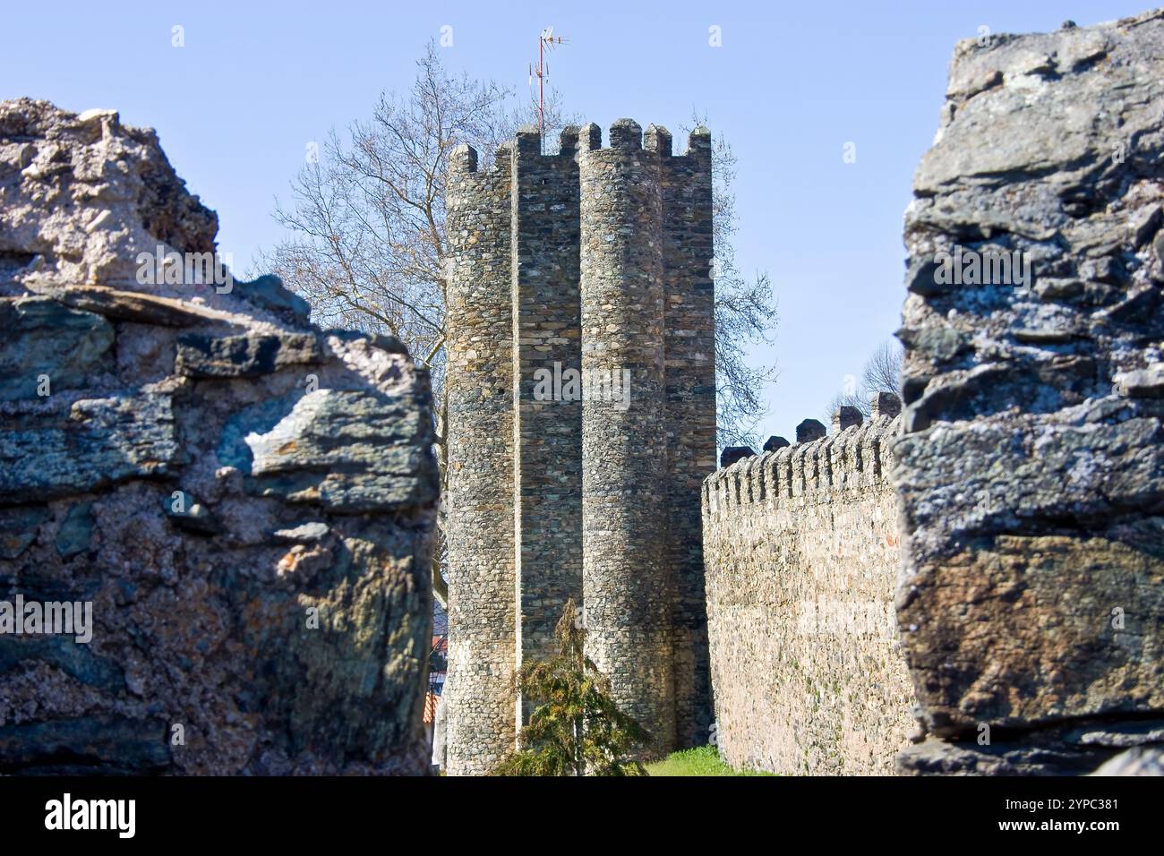 Perspective d'une tour insérée dans les murs d'un château. Regardez à travers les trous laissés par le mur. À Bragança, Portugal. Banque D'Images