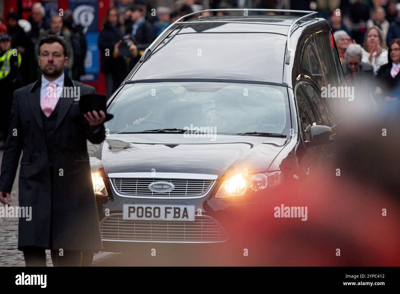 Edimbourg, Écosse, mercredi 29 novembre 2024 les fans de Janey Godley et sa famille suivent son corbillard alors qu'il descend le Royal Mile avec un ÔPause for reflectionÕ Out Side St Giles Cathedral. Janey était un comédien Glaswegian très aimé. Elle meurt le 2 novembre d'un cancer de l'ovaire et laisse dans le deuil son mari Sean Storrie et sa fille comédienne Ashley Storrie. Crédit : Brian Anderson Banque D'Images
