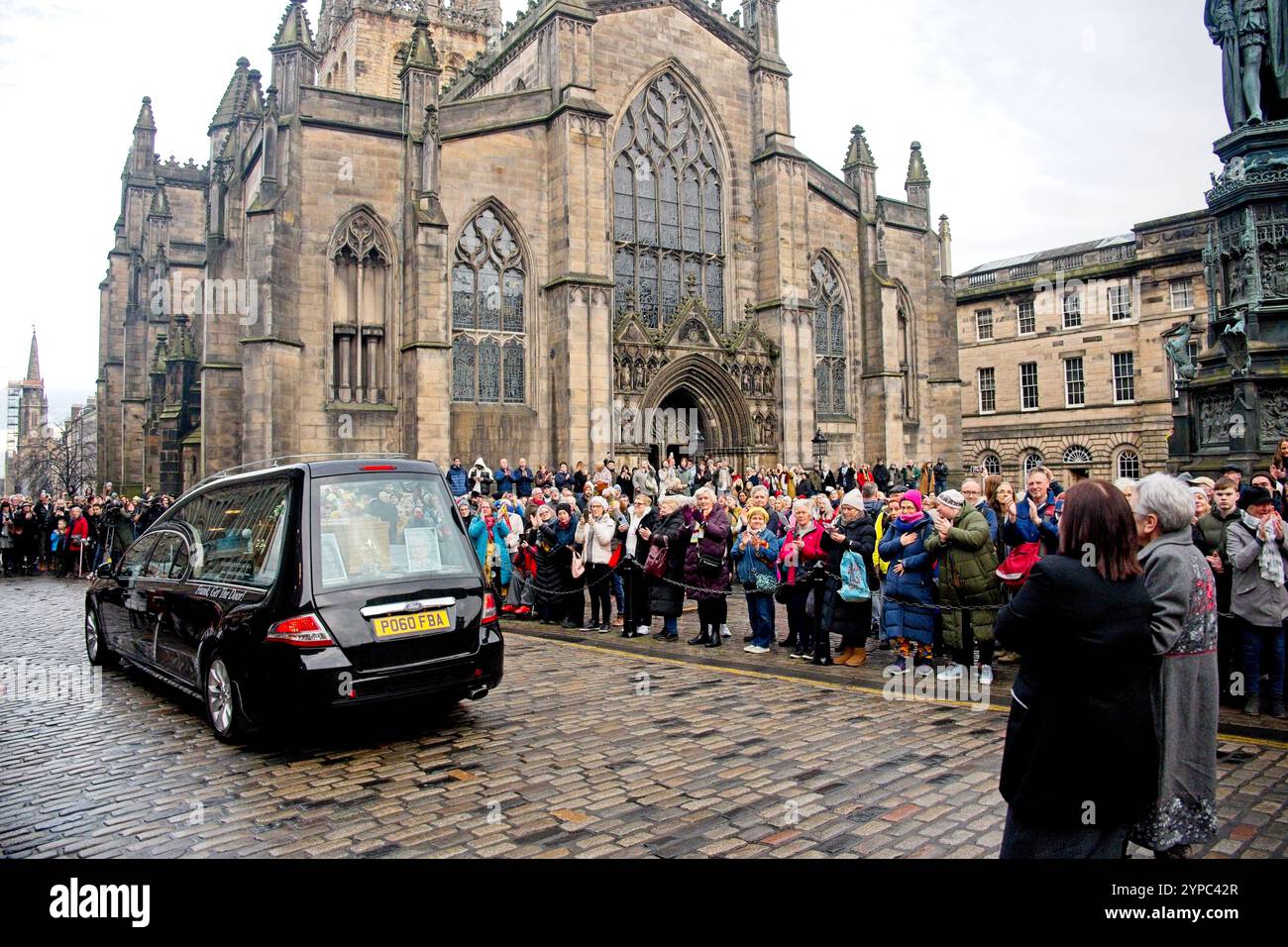 Edimbourg, Écosse, mercredi 29 novembre 2024 Janey Godley corbillard avec un ÔPause pour reflectionÕ Out Side St Giles Cathedral. Janey était un comédien Glaswegian très aimé. Elle meurt le 2 novembre d'un cancer de l'ovaire et laisse dans le deuil son mari Sean Storrie et sa fille comédienne Ashley Storrie. Crédit : Brian Anderson Banque D'Images