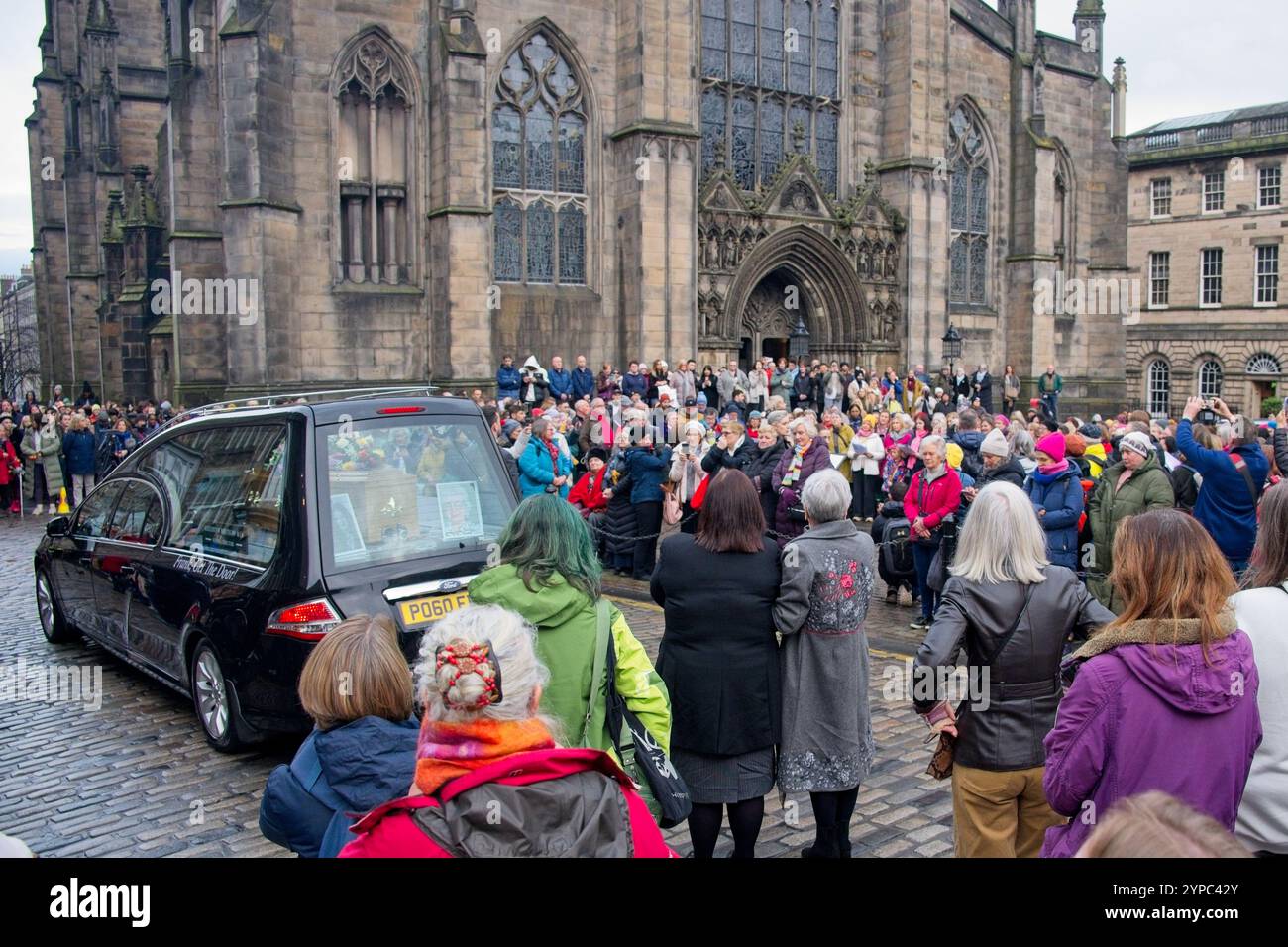 Edimbourg, Écosse, mercredi 29 novembre 2024 Janey Godley corbillard avec un ÔPause pour reflectionÕ Out Side St Giles Cathedral. Janey était un comédien Glaswegian très aimé. Elle meurt le 2 novembre d'un cancer de l'ovaire et laisse dans le deuil son mari Sean Storrie et sa fille comédienne Ashley Storrie. Crédit : Brian Anderson Banque D'Images