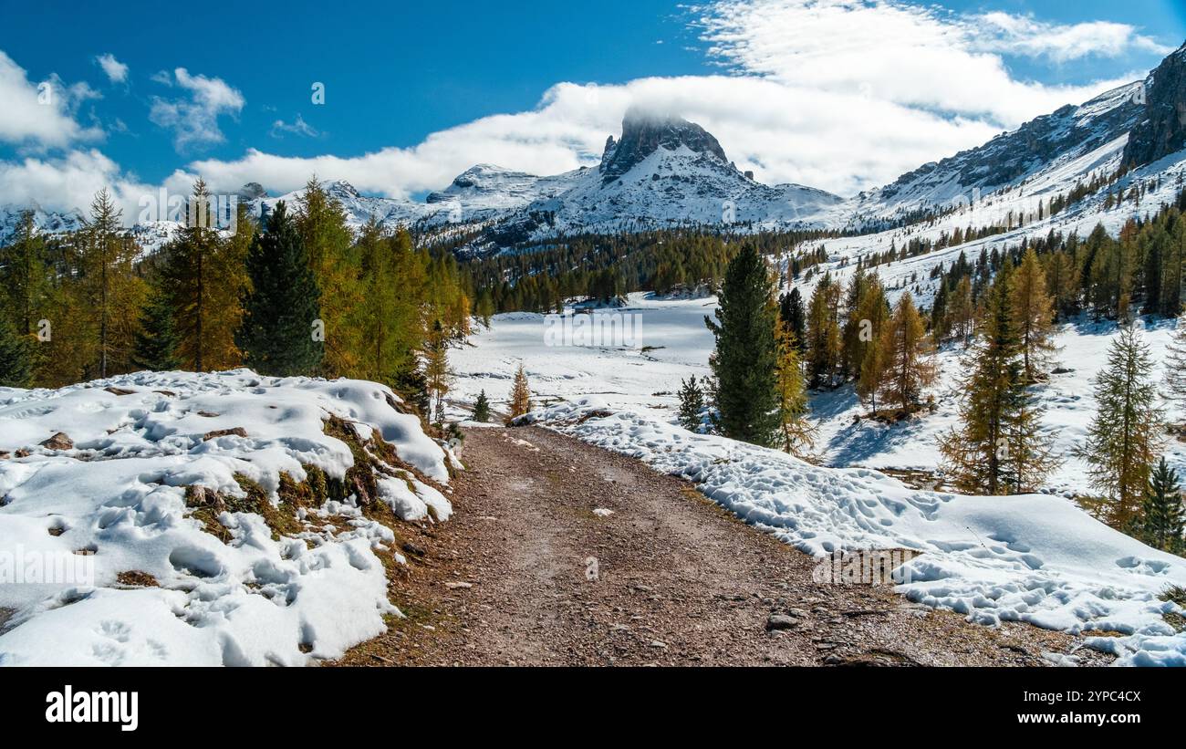 Entourés par la neige, les sommets imposants de Dito di Dio offrent une vision époustouflante des Dolomites en hiver, mettant en valeur la beauté brute de la nature dans un cadre serein et serein Banque D'Images
