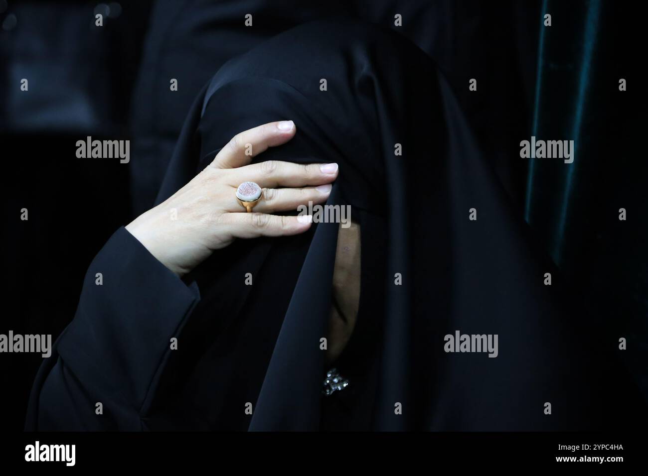 Téhéran, Iran. 29 novembre 2024. Une iranienne voilée pleure lors de la cérémonie funèbre du général de brigade Kiyomarth Porhashmi, un officier supérieur de la Force Qods du corps des gardiens de la révolution islamique (IRGC), tué à Alep, en Syrie. La Force Qods du CGRI est une unité de la Garde révolutionnaire iranienne qui mène des opérations militaires, de renseignement et de soutien à l'étranger pour faire progresser l'influence régionale de l'Iran. (Crédit image : © Rouzbeh Fouladi/ZUMA Press Wire) USAGE ÉDITORIAL SEULEMENT! Non destiné à UN USAGE commercial ! Banque D'Images