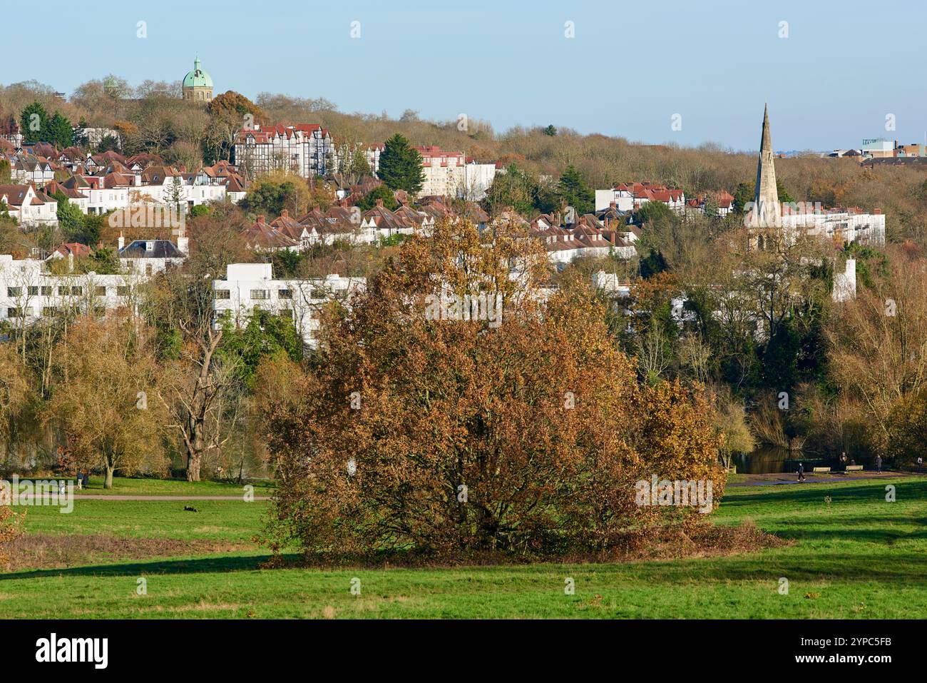 Highgate, Londres Royaume-Uni, à la fin de l'automne, de Hampstead Heath, en regardant vers Highgate Hill Banque D'Images