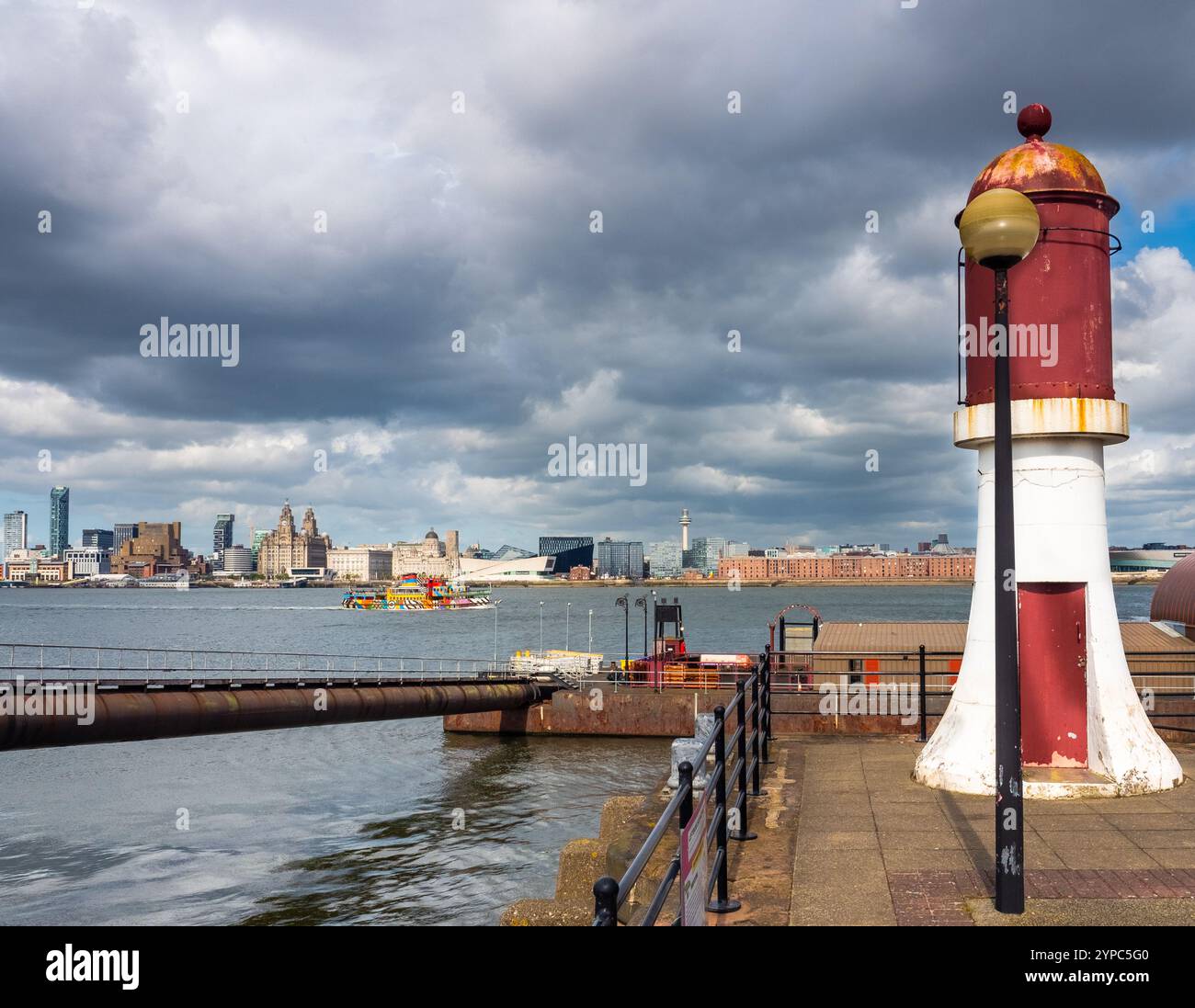 Front de mer de Liverpool depuis le terminal de ferry Woodside, Birkenhead Banque D'Images