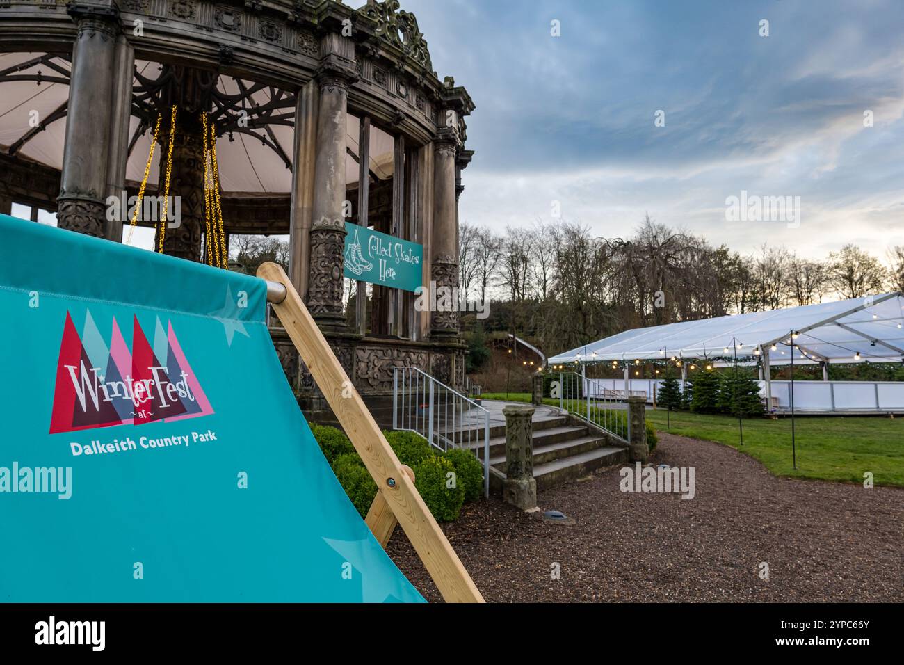 Dalkeith Country Park, Écosse, Royaume-Uni, 29 novembre 2024, Winterfest au Dalkeith Country Park : le jour d'ouverture de cet événement de Noël présente une patinoire toute neuve et écologique comme pièce maîtresse des festivités à côté de l'orangerie en ruines. La patinoire utilise une technologie de pointe qui ne nécessite ni eau, ni énergie, ni émission de carbone, ce qui en fait un moyen durable de profiter du plaisir festif. Crédit : Sally Anderson/Alamy Live News Banque D'Images