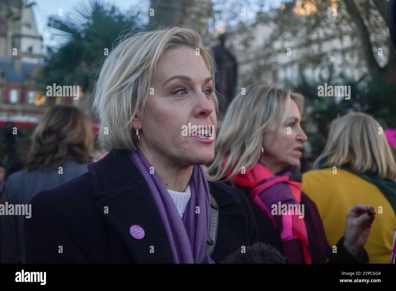 Londres, Royaume-Uni. 29 novembre 2024 Rebecca Wilcox, fille d'Esther Rantzen, rejoint les partisans de la campagne de légalisation de l'aide à mourir devant le parlement. Les membres du Parlement ont voté en faveur des propositions visant à légaliser l'aide à mourir en Angleterre et au pays de Galles lors d'un vote historique qui ouvre la voie à un changement de la loi.Credit.Amer Ghazzal/Alamy Live News Banque D'Images