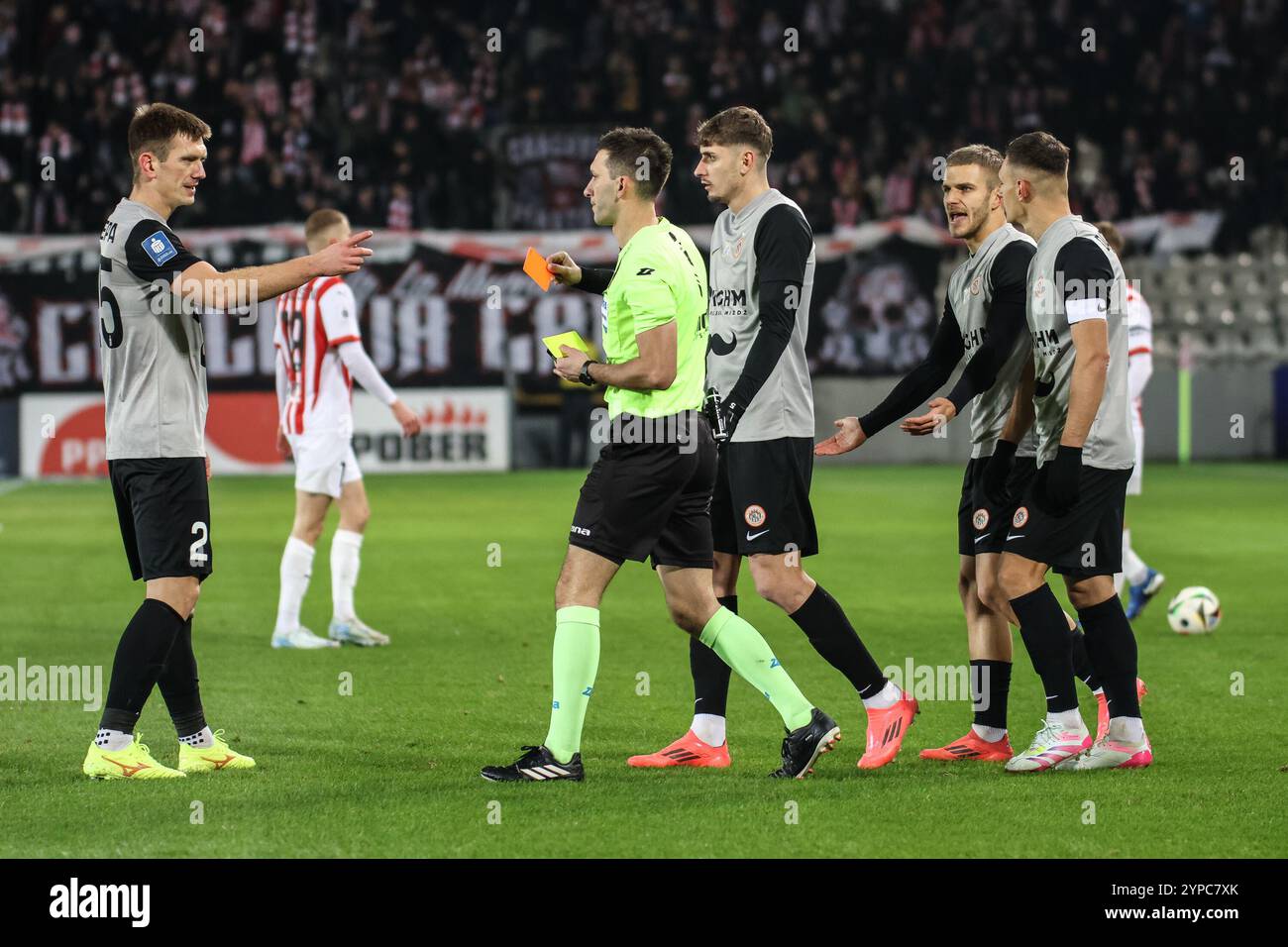 Cracovie, Pologne. 29 novembre 2024. Football 2024 2025 PKO BP Ekstraklasa Cracovia vs Zaglebie Lubin op : DAMIAN KOS carton rouge pour MICHAL NALEPA crédit : Konrad Swierad/Alamy Live News Banque D'Images