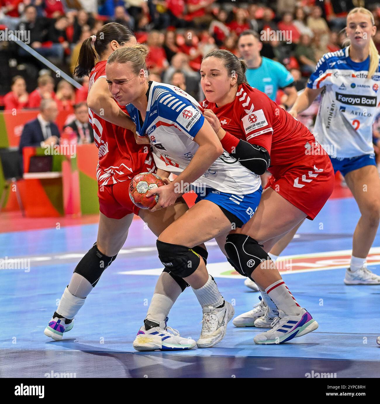 Pernille Brandenborg (Faeroeer Inseln, #18) Am Ball und Am Kreis wird gehalten von Tabea Schmid (Schweiz, #07) sui, Schweiz - Faeroeer Inseln, Frauen-Handball, Womens EHF EURO 2024, Group C, 29.11.2024 Foto : Eibner-Pressefoto/Thomas Hess Banque D'Images