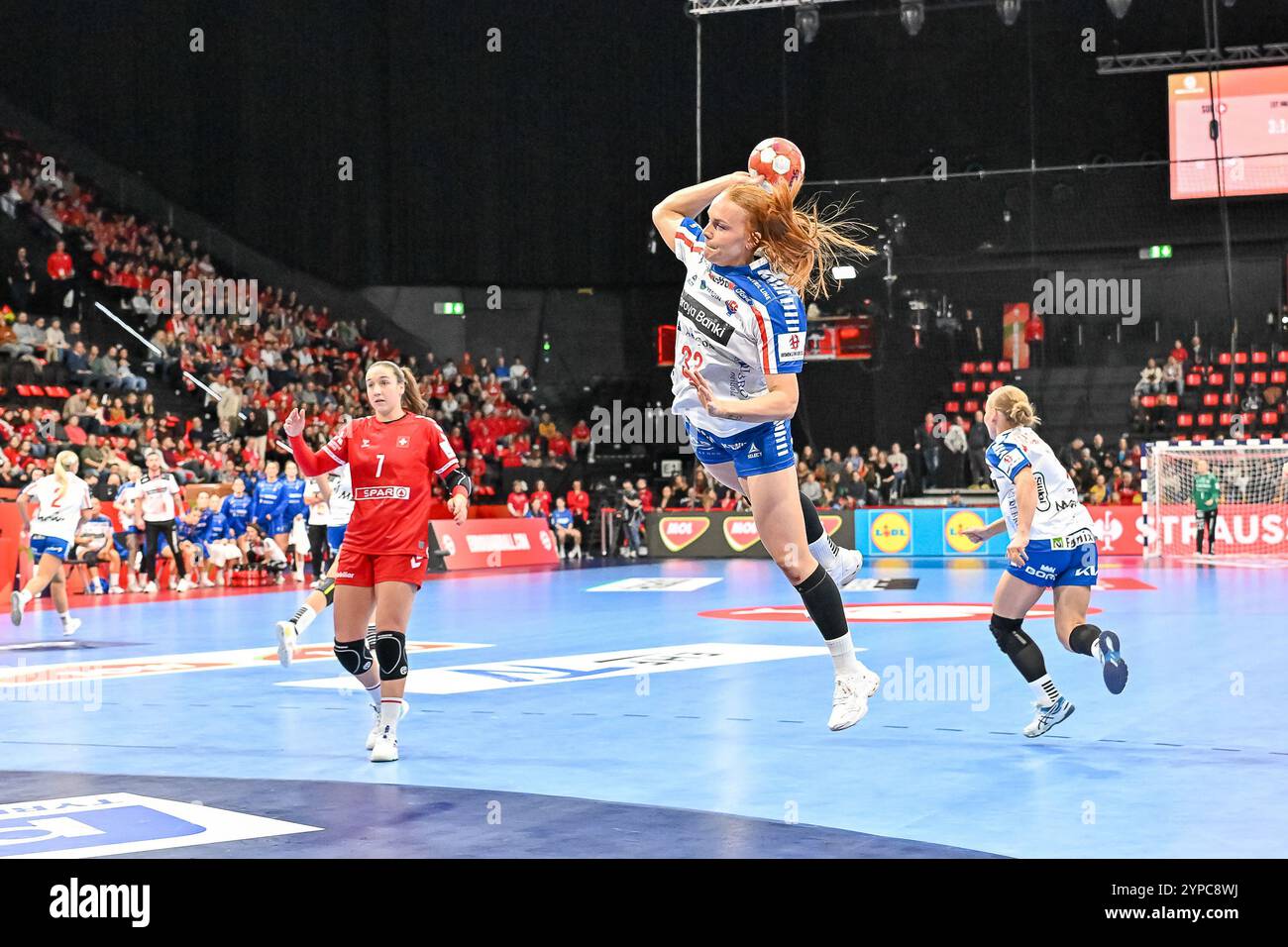 Turid Arge Samuelsen (Faeroeer Inseln, #33) im Sprung und vor dem Tor. SUI, Schweiz - Faeroeer Inseln, Frauen-Handball, femmes EHF EURO 2024, Group C, 29.11.2024 Foto : Eibner-Pressefoto/Thomas Hess Banque D'Images