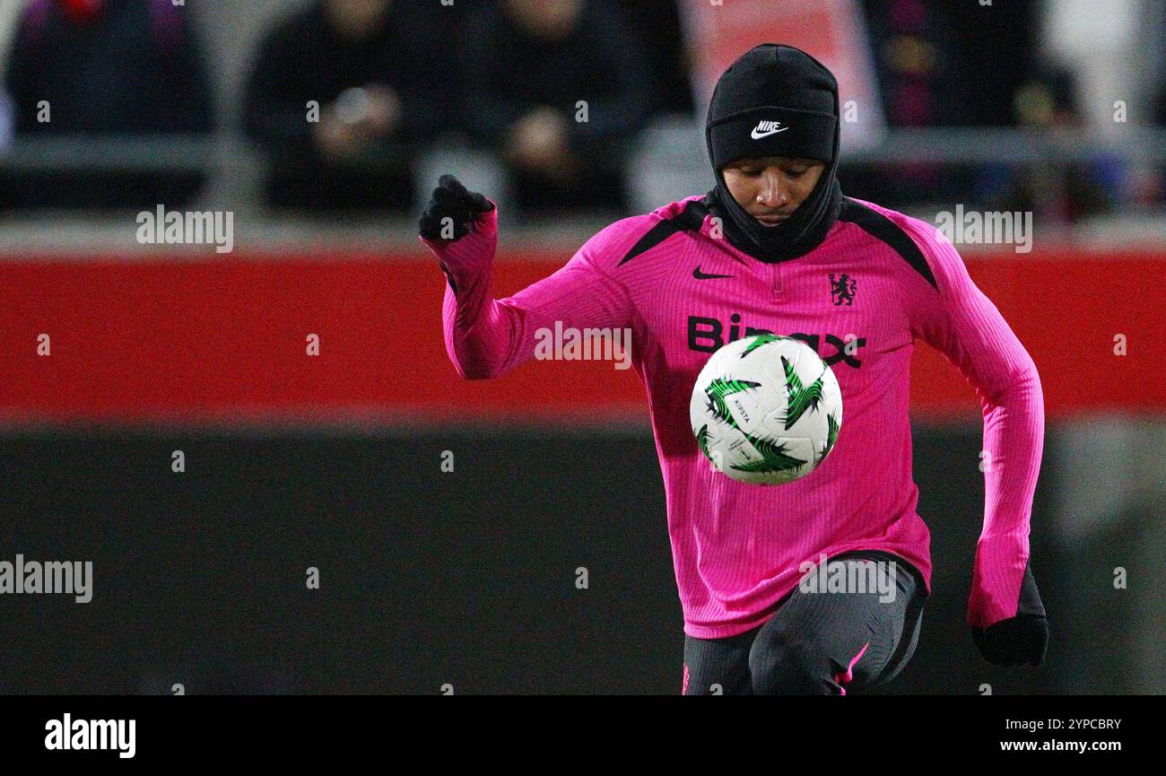 Heidenheim an der Brenz , Allemagne. 28 novembre 2024. Christopher Nkunku de Chelsea est vu avec le ballon lors du match de football Europa Conference League entre le FCH Heidenheim et le FC Chelsea au stade Voith-Arena. Crédit : Davide Elias / Alamy Live News Banque D'Images