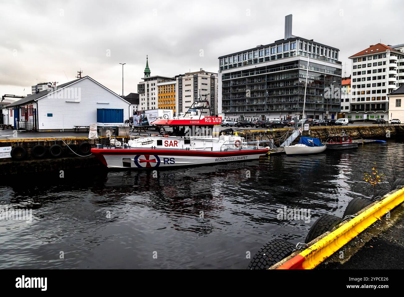 Bateau de sauvetage en mer à grande vitesse Gerhard Kristian Jebsen II au ralenti dans le port de Bergen, Norvège . Construit en 2017, matériau aluminium, le spécialiste en propulsion. Banque D'Images