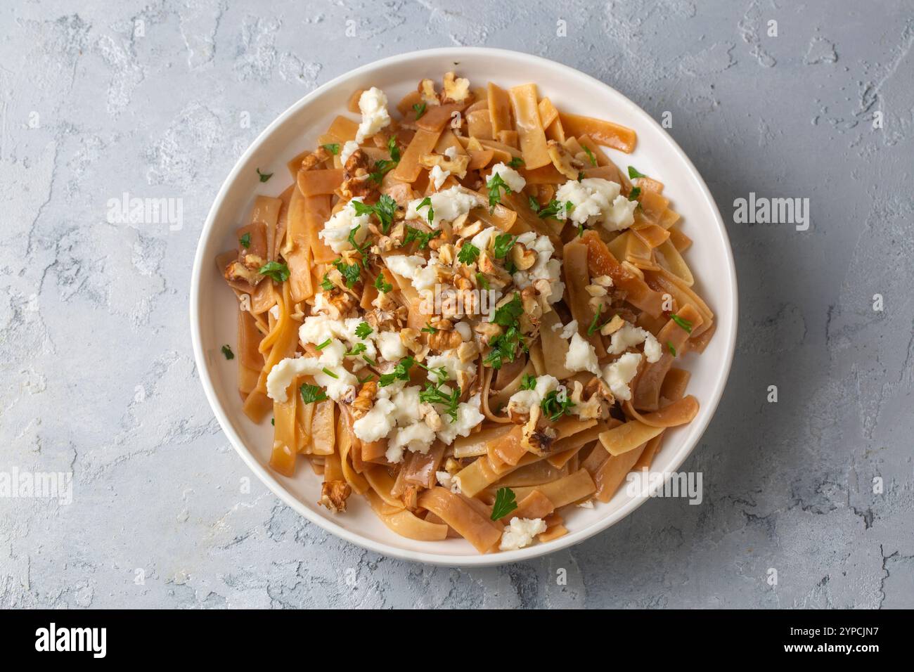 Nouilles turques - Eriste avec fromage, noix et persil. Banque D'Images