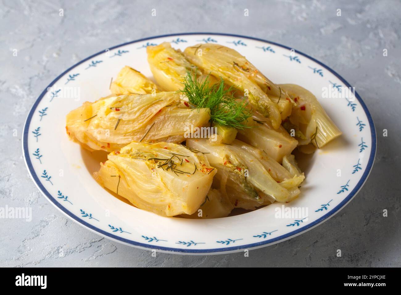 Bulbes de fenouil bio cuits au sel et au poivre. Plat de fenouil à l'huile d'olive. Banque D'Images