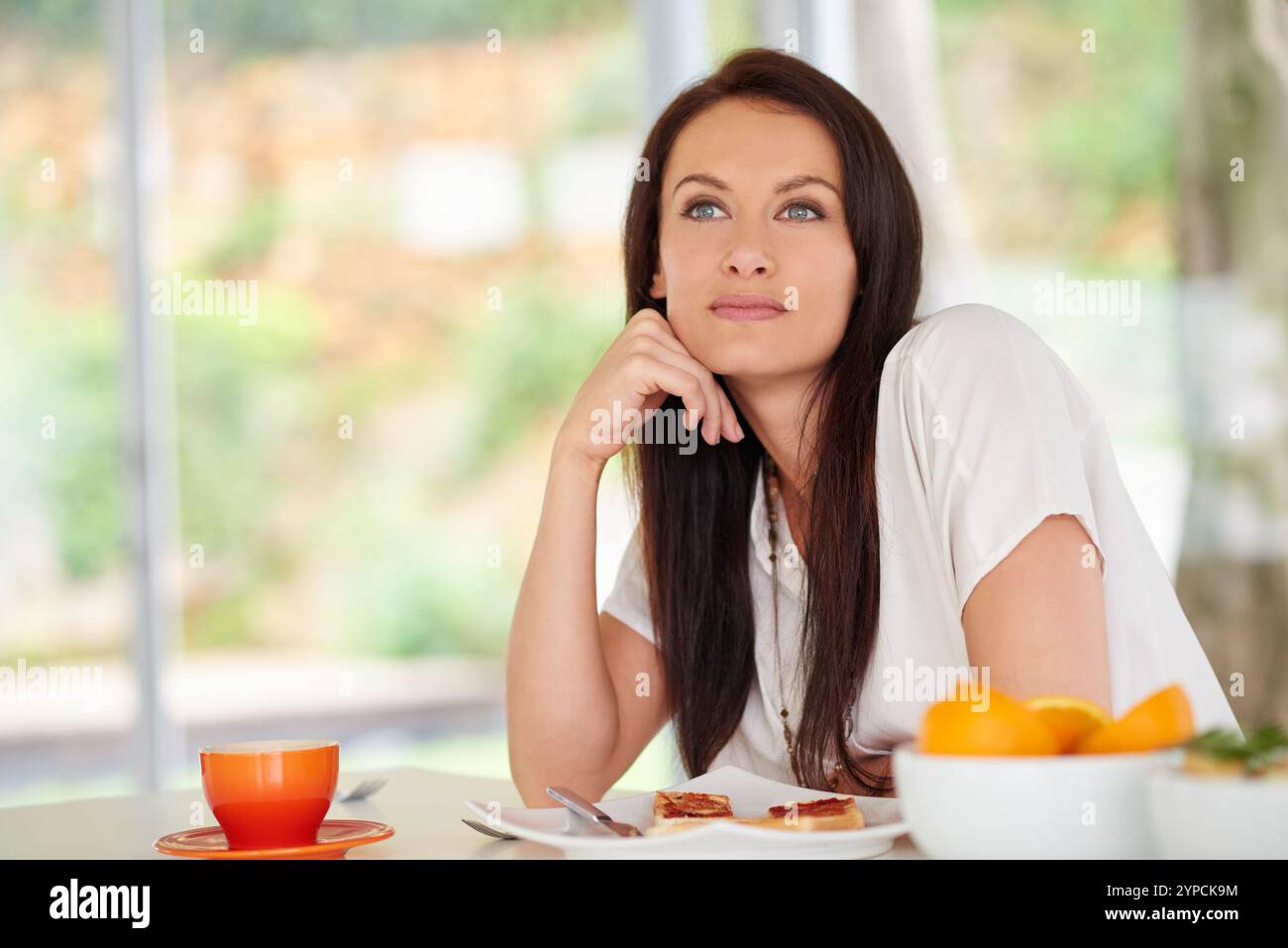 Cuisine, pensée et femme à la maison avec petit déjeuner, choix de régime alimentaire ou pain grillé pour une nutrition saine. Nourriture, idée et personne féminine à table pour la décision Banque D'Images