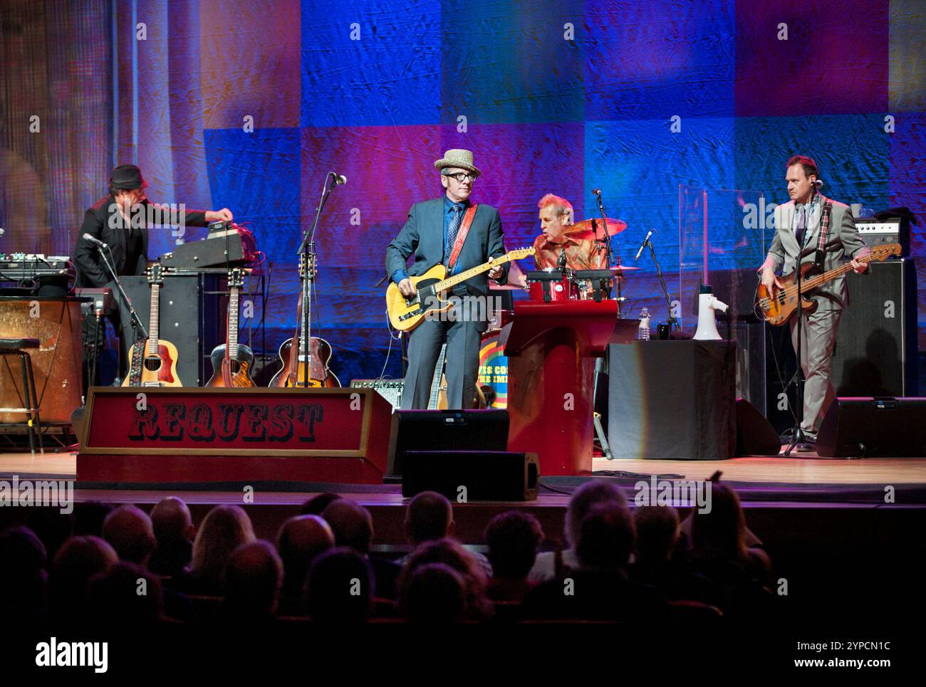 Elvis Costello et les imposteurs en concert au Birmingham Symphony Hall, 15 mai 2012. Banque D'Images