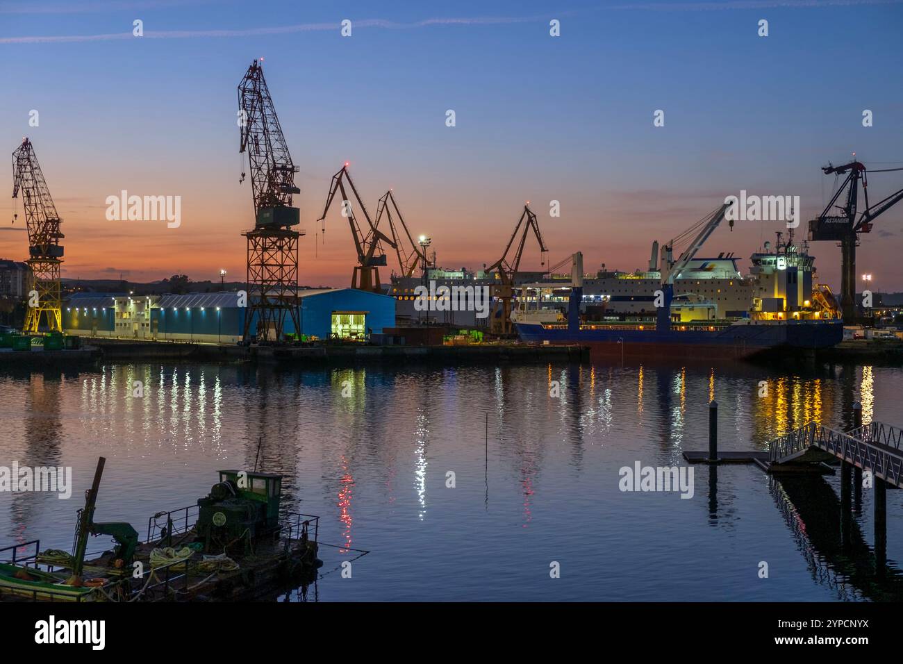Vue de nuit sur le chantier naval El Astillero. Cantabrie, Espagne Banque D'Images