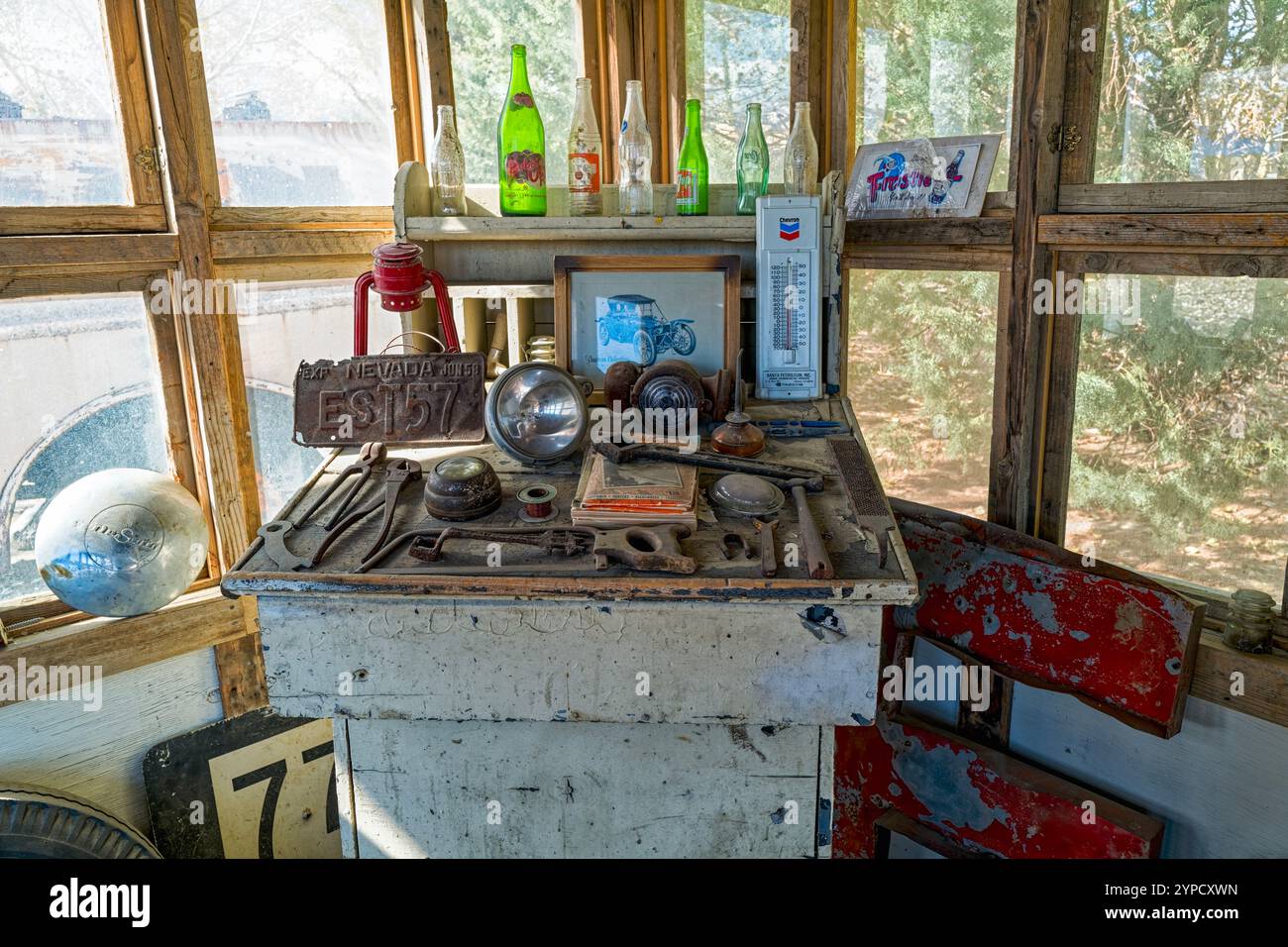 Rouiller des outils sur un établi dans une station-service abandonnée dans le désert, Nevada, USA Banque D'Images