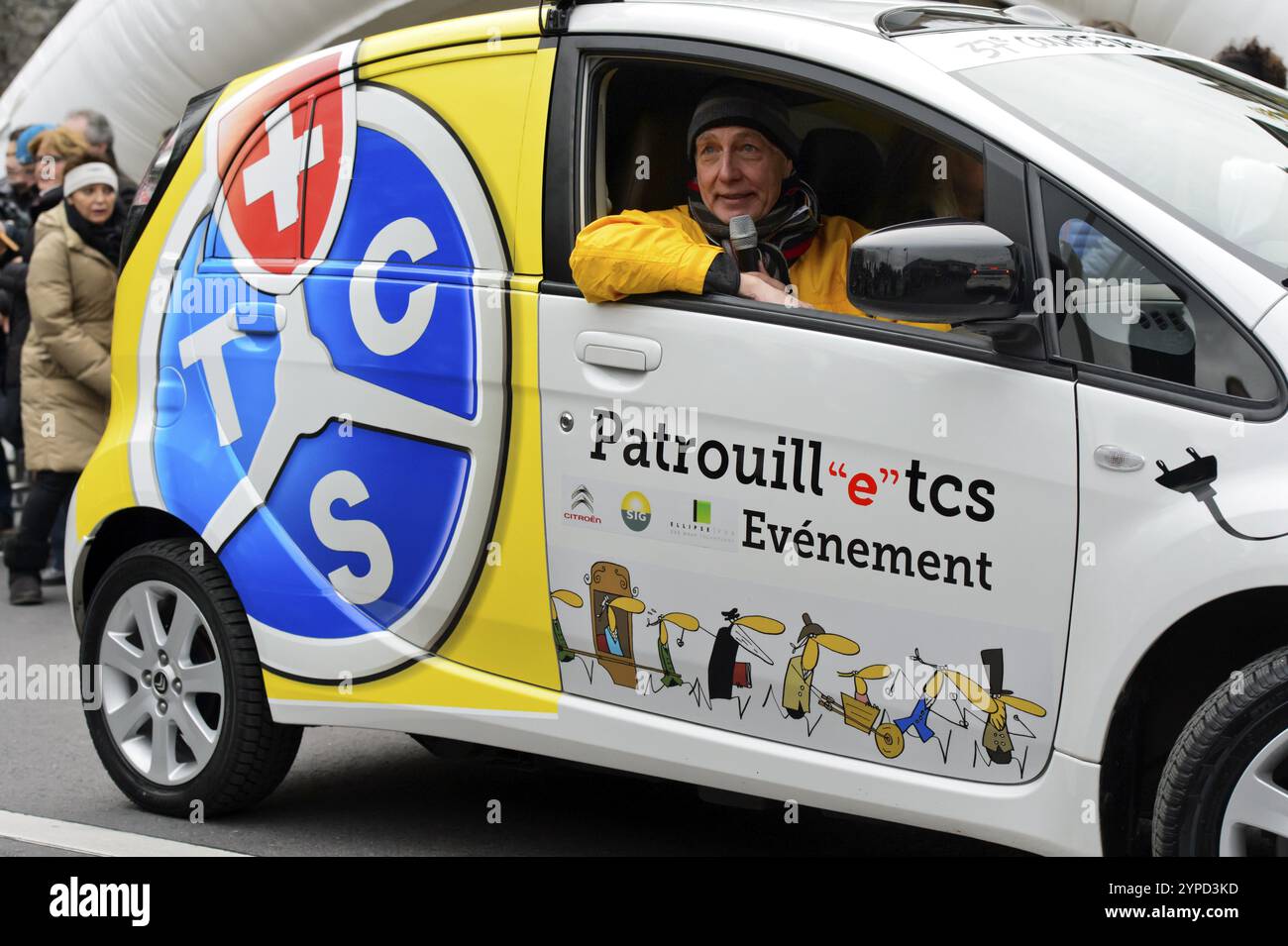 Véhicule de soutien sponsorisé par le Touring Club Suisse, TCS, avec l'annonceur de cours à l'escalade City Run, Genève, Suisse, Europe Banque D'Images