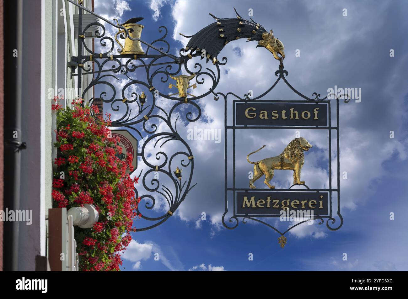 Signe de nez de la Goldener Loewe inn et boucherie, derrière l'église de l'Assomption de la Vierge Marie, Allersberg, moyenne Franconie, Bavière Banque D'Images