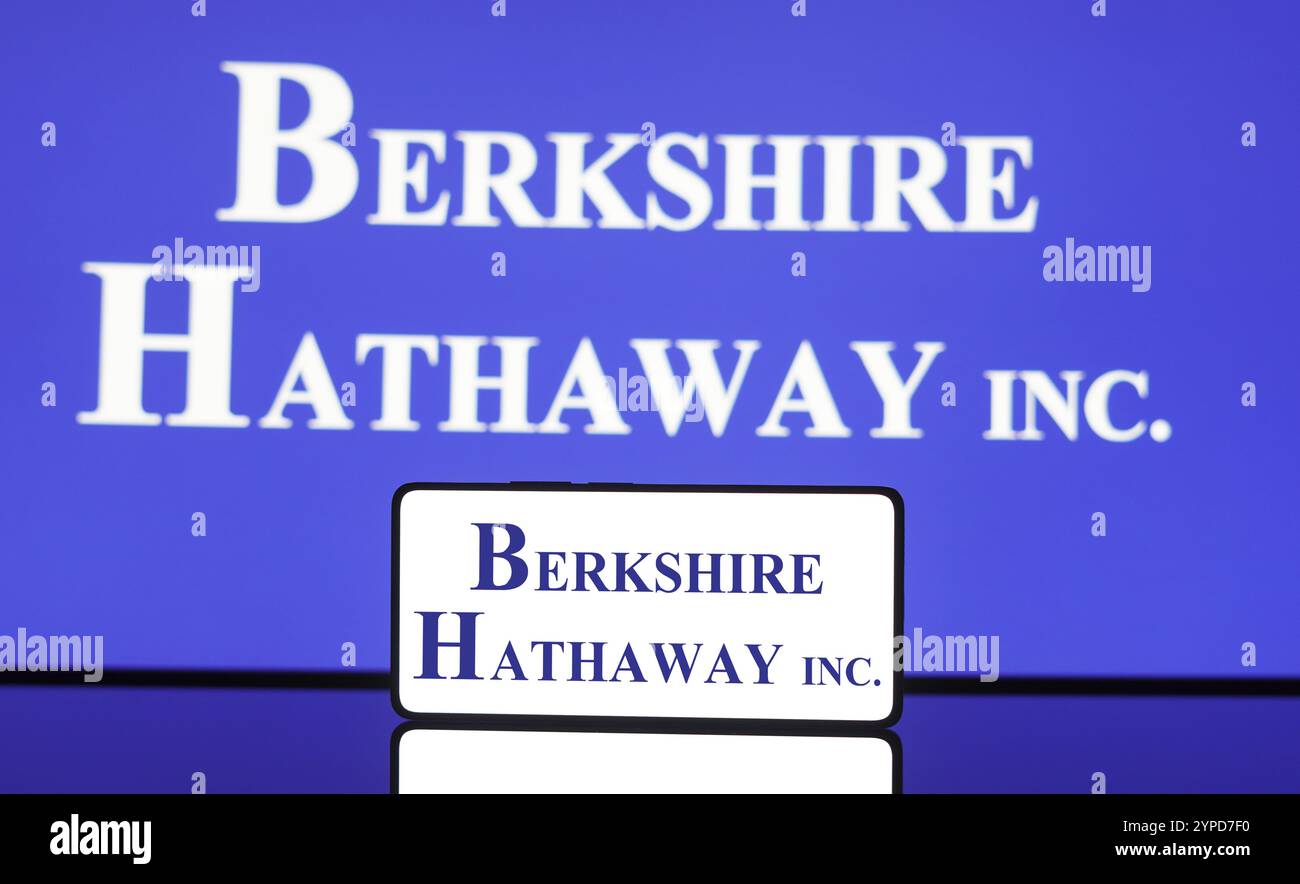 6 mai 2024, Brésil. Dans cette illustration photo, le logo Berkshire Hathaway est affiché sur l'écran d'un smartphone et en arrière-plan Banque D'Images
