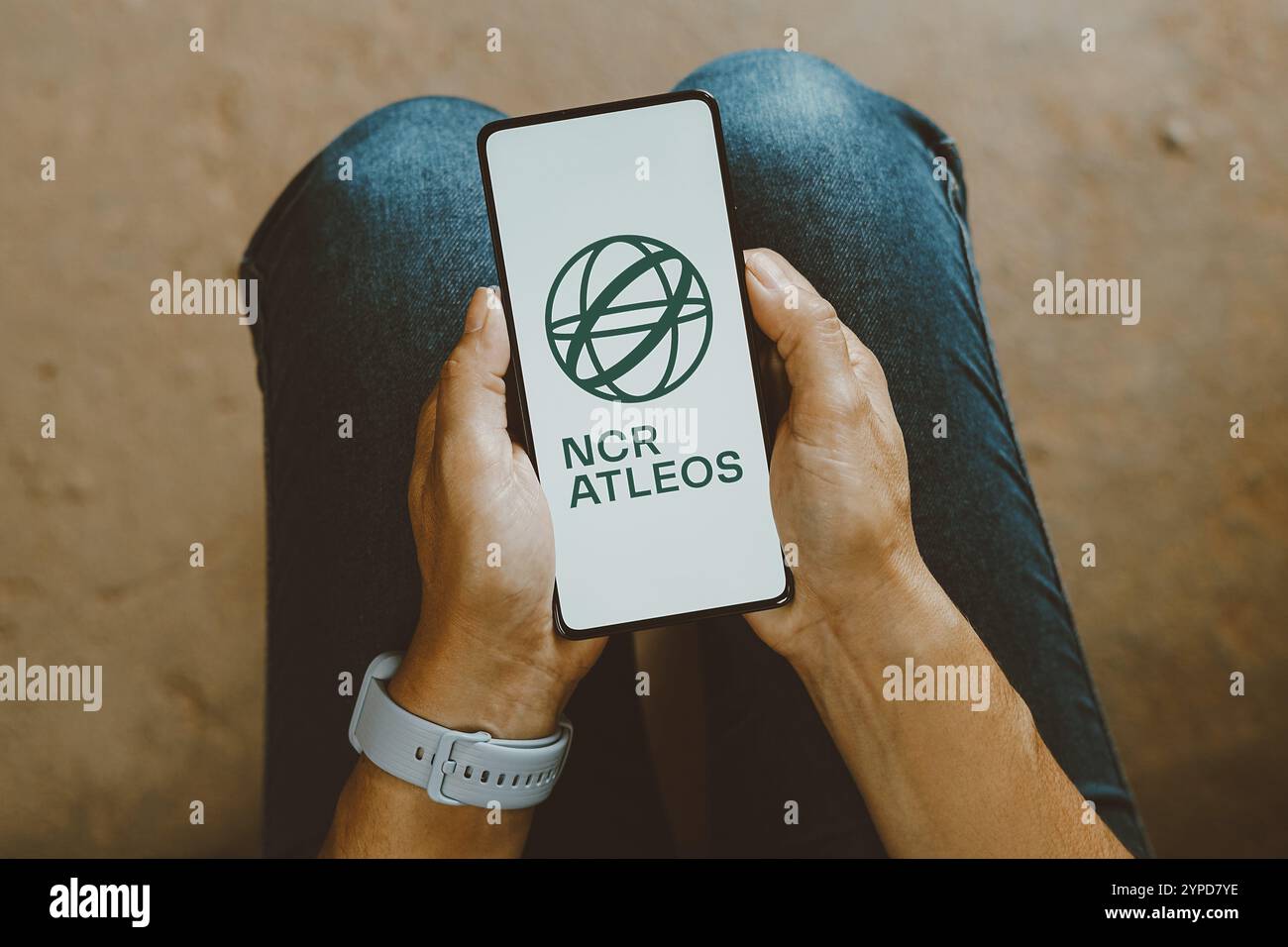 24 janvier 2024, Brésil. Dans cette illustration photo, le logo NCR Atleos est affiché sur l'écran d'un smartphone Banque D'Images
