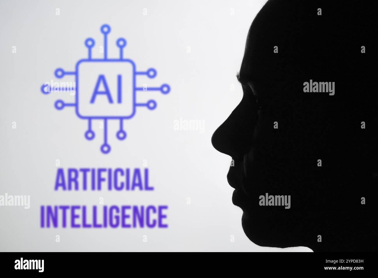 10 juin 2024, Brésil. Dans cette illustration photo, la silhouette d'une personne est vue et le logo de l'intelligence artificielle (IA) est vu dans le fond Banque D'Images