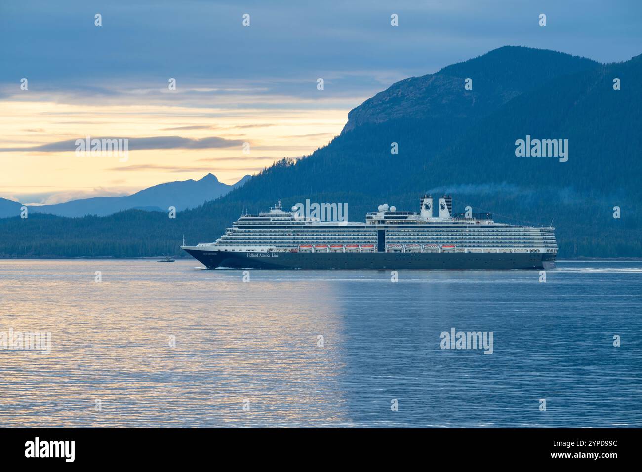 USA, se Alaska, près de Ketchikan. Bateau de croisière Holland America, Nieuw Amsterdam, naviguant le long de la côte de l'Alaska. Banque D'Images