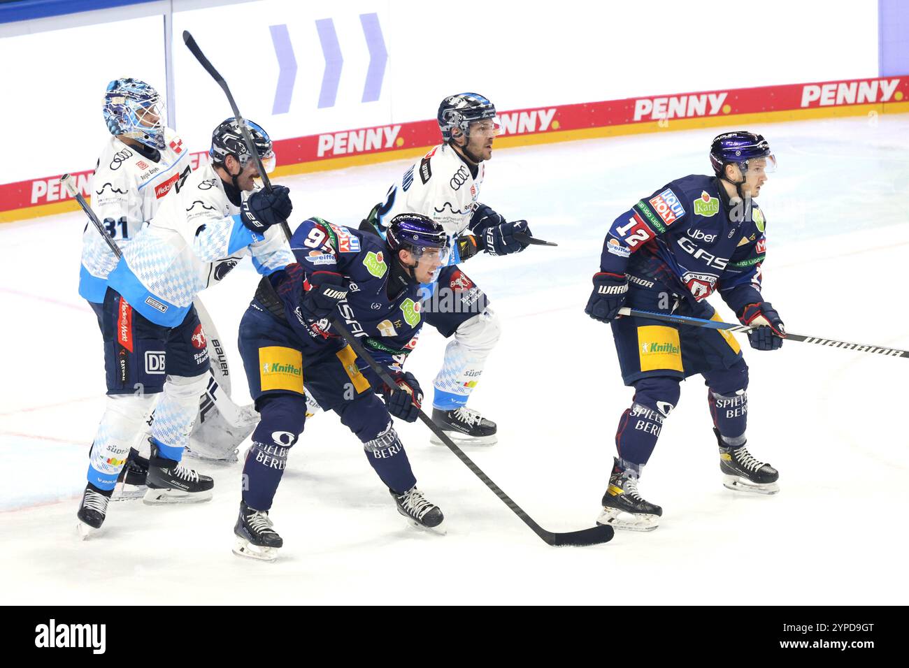Berlin, Deutschland. 29 novembre 2024. 29.11.2024, Uber-Arena, Berlin, DEU, DEL, 1.EBL, Eisbaeren v. Ingolstadt, im Bild Frederik Tiffels (Eisbaeren Berlin #95), Eric Mik (Eisbaeren Berlin #12), Devin Williams (Ingolstadt #31), Kevin Maginot (Ingolstadt #6), Charles Bertrand (Ingolstadt #33) Foto : Juergen Engler/nordphoto GmbH/dpa/Alamy Live News Banque D'Images
