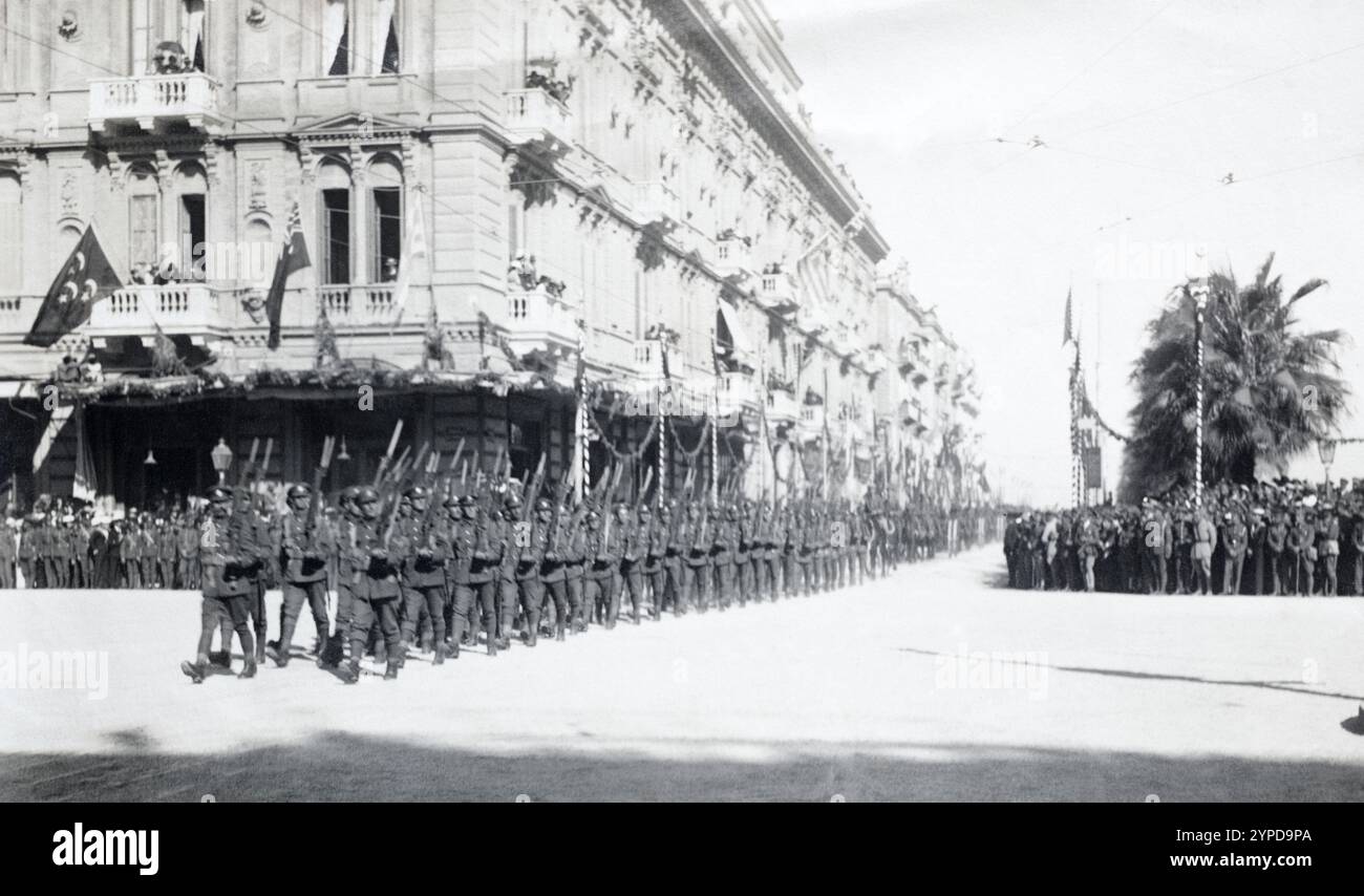 Hommes de la 437e (2/1 gallois) Field Company Royal Engineers, 53e (galloise) Division, marchant à travers la place Muhammad Ali à Alexandrie, Egypte, le 2 décembre 1918. Banque D'Images