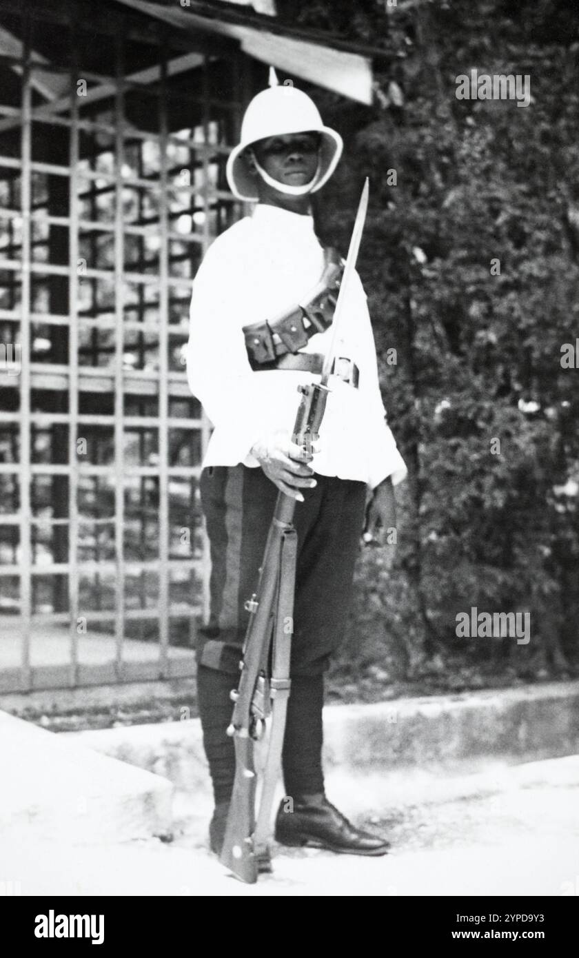 Un constable de la police de la Barbade armé d'un fusil SMLE, c. 1937. Banque D'Images