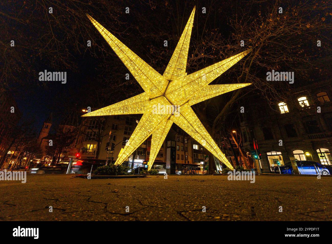 Zeitgeschehen : Weihnachtsmarkt in Mainz, 29.11.2024 Ein Großer Stern aus Kunstharz und LED Lichtern steht am Fischtor, Insgesamt stehen drei dieser Sterne in der Innenstadt, weitere Standorte: Münsterplatz und Theodor-Heuss-Brücke Traditioneller Weihnachtsmarkt am Mainzer Dom vorweihnachtliche Stimmung Glühwein Kultur Adventszeit 29.11.2024 Mainz Innenstadt Rheinland-Pfalz Deutschland *** actualité marché de Noël à Mayence, 29 11 2024 Une grande étoile en résine synthétique et lumières LED se tient au Fischtor, un total de trois de ces étoiles dans le centre-ville, autres endroits Münst Banque D'Images