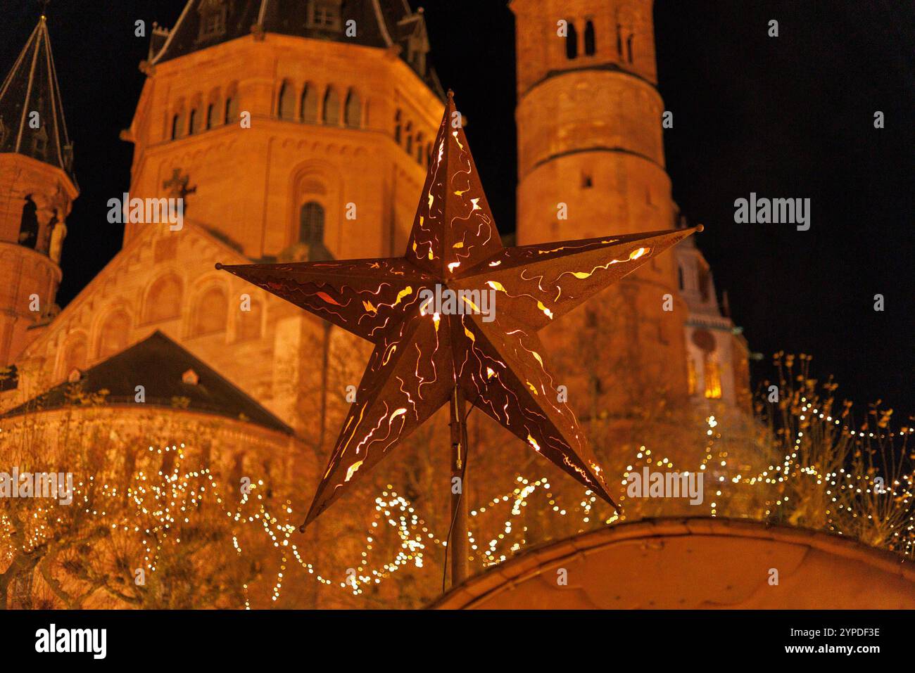 Zeitgeschehen : Weihnachtsmarkt in Mainz, 29.11.2024 Ein dekorativer Stern aus Stahl am Weihnachtsdort im Hintergrund der Mainzer Dom Traditioneller Weihnachtsmarkt am Mainzer Dom vorweihnachtliche Stimmung Glühwein Kultur Adventszeit im Hintergrund der Mainzer Dom Traditioneller 29.11.2024 29 2024 29 2024 Banque D'Images