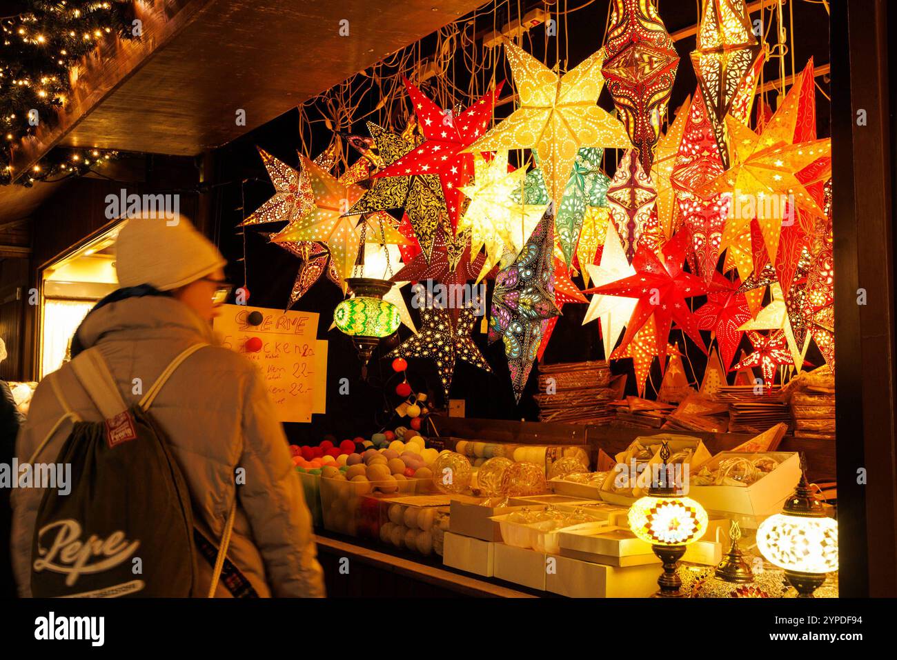 Zeitgeschehen : Weihnachtsmarkt in Mainz, 29.11.2024 Ein stand mit leuchtenden Weihnachtssternen Traditioneller Weihnachtsmarkt am Mainzer Dom vorweihnachtliche Stimmung Glühwein Kultur Adventszeit 29.11.2024 Mainz Innenstadt Rheinland-Pfalz Deutschland *** Actualités marché de Noël à Mayence, 29 11 2024 Un stand avec des settias marché de Noël traditionnel marché de Noël à Mainz Cathédrale de Noël à Mainz 29 Présenteur HUtilla ville de Noël à Mainz 2024 mai 1998 Banque D'Images