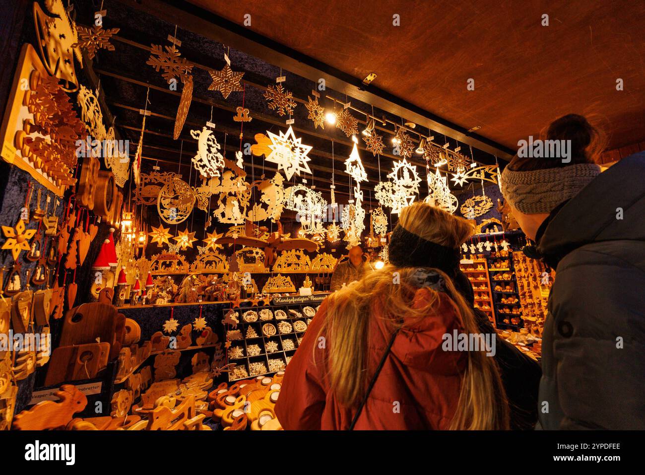 Zeitgeschehen : Weihnachtsmarkt in Mainz, 29.11.2024 Passanten vor einem stand mit traitionellen Holzschnitzereien Handwerk Traditioneller Weihnachtsmarkt am Mainzer Dom vorweihnachtliche Stimmung Glühwein Kultur Adventszeit 29.11.2024 Mainz Innenstadt Rheraft-Pfalz Deutschland *** marché de Noël à Mayence, 29 11 2024 passants dans 2024 la cathédrale traditionnelle avec la ville de Noël traditionnelle de la ville de la ville de la culture de Noël 29 mai 1998 juin 1998 mai 1998 (Allemagne) Banque D'Images