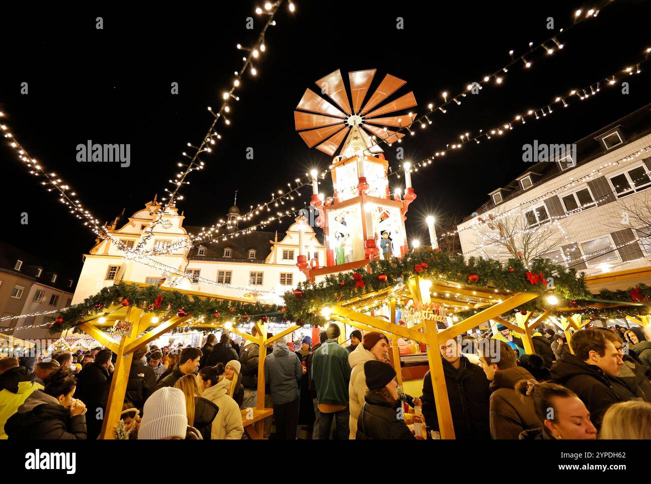 29.11.2024 Unter dem motto FEUER UND EIS lud die Darmstadt Citymarketing zum BLACK NIGHT SHOPPING in die Darmstädter Innenstadt mit spektakulären Feuershows und faszinierenden Eisbildhauereien und Walkacts auf Stelzen sowie Weihnachtsmarkt auf dem Marktplatz vor dem Alten Rathaus Darmstadt Hessen Deutschland *** 29 11 2024 sous la devise FEU ET GLACE, Darmstadt Citymarketing a invité les visiteurs à FAIRE DU SHOPPING DE NUIT NOIRE dans le centre-ville de Darmstadts avec des spectacles de feu spectaculaires et des sculptures de glace fascinantes et des spectacles de marche sur pilotis ainsi qu'un marché de Noël sur la place du marché en face du Vieux Banque D'Images