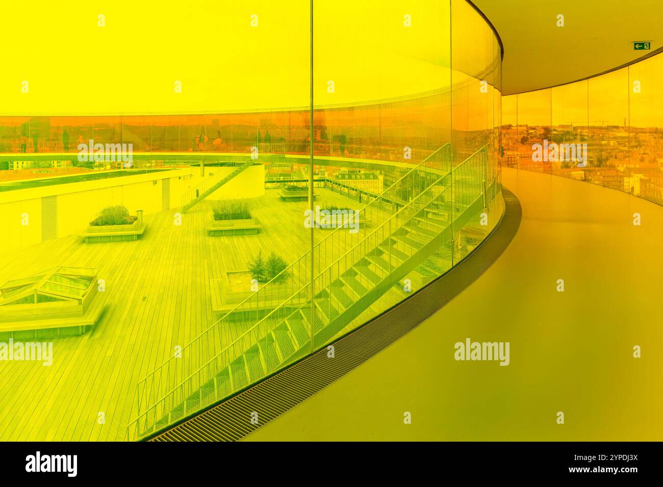 Vue intérieure de la section jaune de la passerelle arc-en-ciel du musée d'art ARoS Aarhus, surplombant la terrasse en bois floue sur le toit et ses environs Banque D'Images