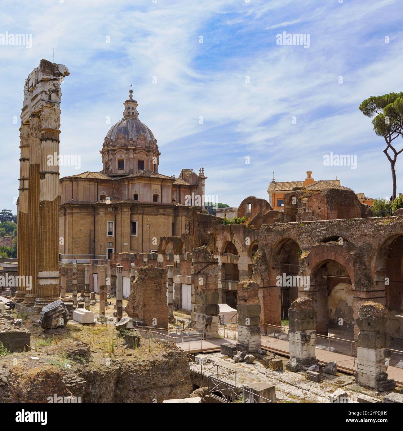 Vue sur Forum Romanum (Forum Magnum) et temple de romulus le centre antique de la ville de rome Banque D'Images