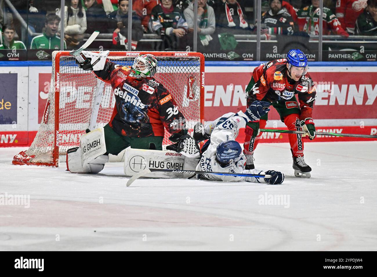 Augsburg, Deutschland. 29 novembre 2024. v. L. Strauss MANN (Augsburger Panther #38), Danjo LEONHARDT (Straubing Tigers #53) und Nolan ZAJAC (Augsburger Panther #44)/Duell/DEL : Augsburger Panther - Straubing Tigers, Curt Frenzel Stadion AM 29.11.2024 crédit : dpa/Alamy Live News Banque D'Images