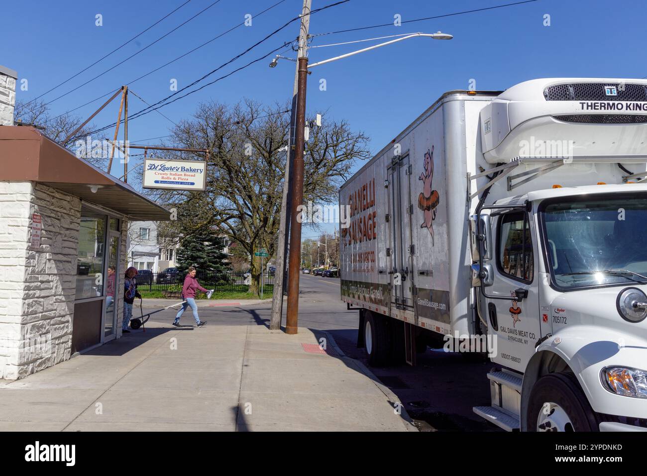 Sana Thomas, Mohawk, fait une démonstration de Smoke Dance d'une femme dans le centre-ville de Syracuse, New York. Banque D'Images