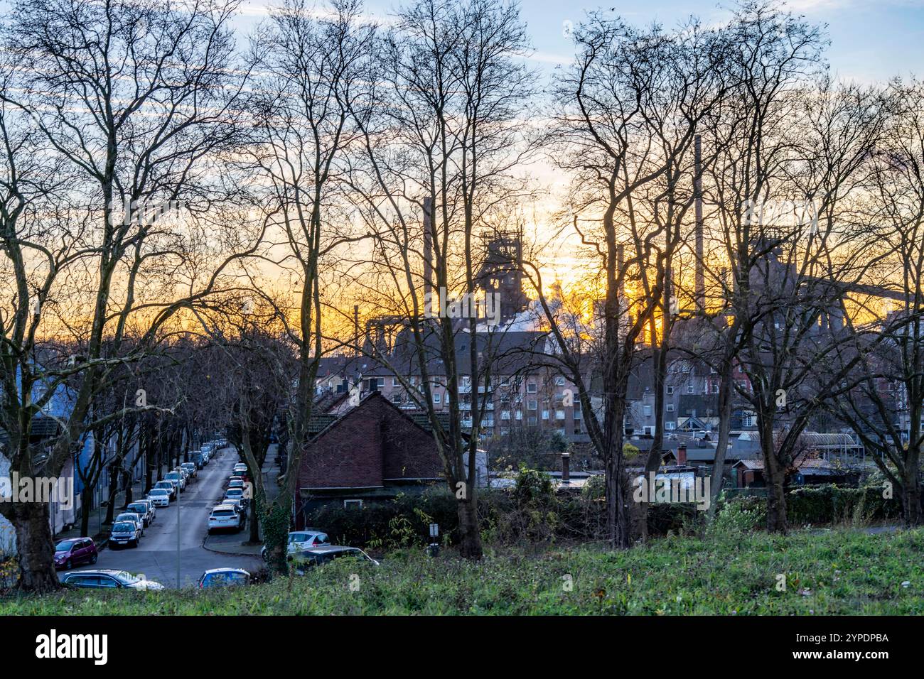 Hochofen Schwelgern 1, Schwarzer Riese, Schwelgern 2 ThyssenKrupp Steel Werk Schwelgern in Duisburg-Marxloh gehört zum Stahlwerk Bruckhausen, Wohnhäuser im Stadtteil Marxloh, Sonnenuntergang, NRW, Deutschland ThyssenKrupp Steel Hochöfen *** Haut fourneau Schwelgern 1, Black Giant, Schwelgern 2 ThyssenKrupo, ThyssenKrupp aciérie, Allemagne, Thyssenkrupt, Thyssen Brucloh, Allemagne Banque D'Images