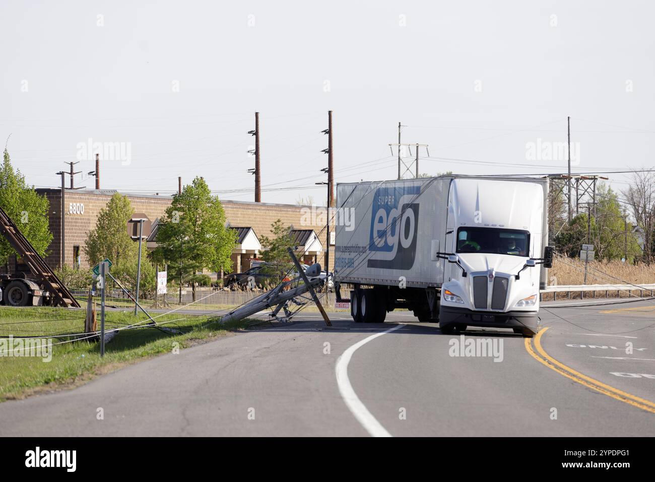 Des lignes électriques tombées atterrissant sur un camion sur Collamer Rd à Syracuse, NY. Banque D'Images